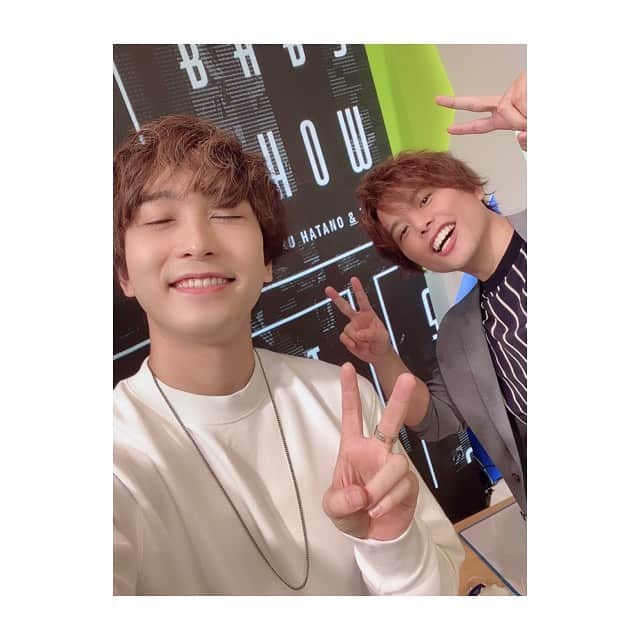 中島ヨシキさんのインスタグラム写真 - (中島ヨシキInstagram)「「羽多野渉・佐藤拓也のScat Babys Show！！」オンラインイベント第1部に、ゲストとしてお邪魔しました！﻿ ﻿ 何気に宗悟とも久しぶり。﻿ 人間笑いすぎると声が枯れるんですね。﻿ 先輩方の土俵で好き勝手させていただいて幸せです😚﻿ アーカイブ配信もあるので何度も見てね。 ﻿ 羽多野さんから、 #寺島拓篤 さんとのユニット「M.O.E.」第10弾アニソンカバーミニアルバムを一足先にいただきました！﻿ 羽多野さんと寺島さんがお互いの曲を交換してカバーしてるのマジで熱い。ぜひ皆さんもチェックしてみてください！﻿ ﻿ 俺はお2人に #TRUESelf のTシャツを押し付けてきました😊﻿ ﻿ #SBSpr #SBSイベント #羽多野渉 #佐藤拓也 #仲村宗悟」10月18日 19時48分 - yoshiki_n_626