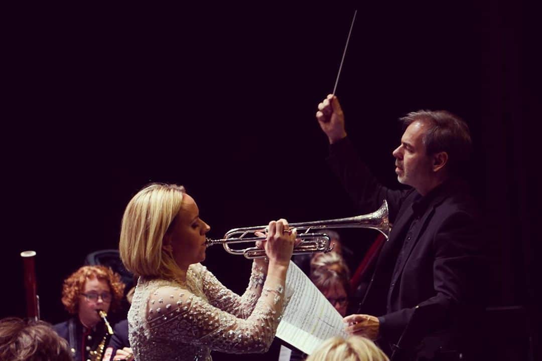ティーネ・ティング・ヘルセットのインスタグラム：「I had the most amazing two weeks working with @stabsmusikken and @ingarbergby 🤩 Performing the trumpet concerto by @stignordhagen again was a highlight! Can’t believe it’s already almost 10 years since he wrote it for me, time flies....! Photo from our last concert at @bolgenkulturhus in Larvik. #Piazzolla #kurtweill」