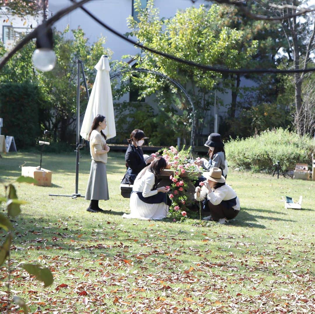 플로리스트 김애진(케이라플레르)さんのインスタグラム写真 - (플로리스트 김애진(케이라플레르)Instagram)「✔️outdoor class 우리들의 행복한 시간🍁 선물같은 가을. #할로윈파티 #테이블스타일링 🍃 ⠀ 멀리까지 와주신 아홉분의 사랑하는 우리 케이라 학생분들 정말 감사해요.   @angela__hml  @jjoo_ming_  @bunny9736  @fleur.yun  @jbm10006  @juha.design  @jinyoung__l @설이씨 @영은님  아름다운 공간과 정성스런 다과와 티를 준비해주신  @greencarpet.tea   모두 감사합니다.  ⠀ ⠀ www.keira.kr ⠀ ⠀ 수업문의 -수업 중에는 통화가 어렵습니다. 문의는 카톡(riry20), dm 주세요  ⠀ ⠀ 🏷 @keirafleurshop 👈🏻 선생님 데몬 판매, 예약 꽃주문은 샵계정으로 문의주세요!  ⠀ ⠀ ⠀」10月18日 19時54分 - keirafleur