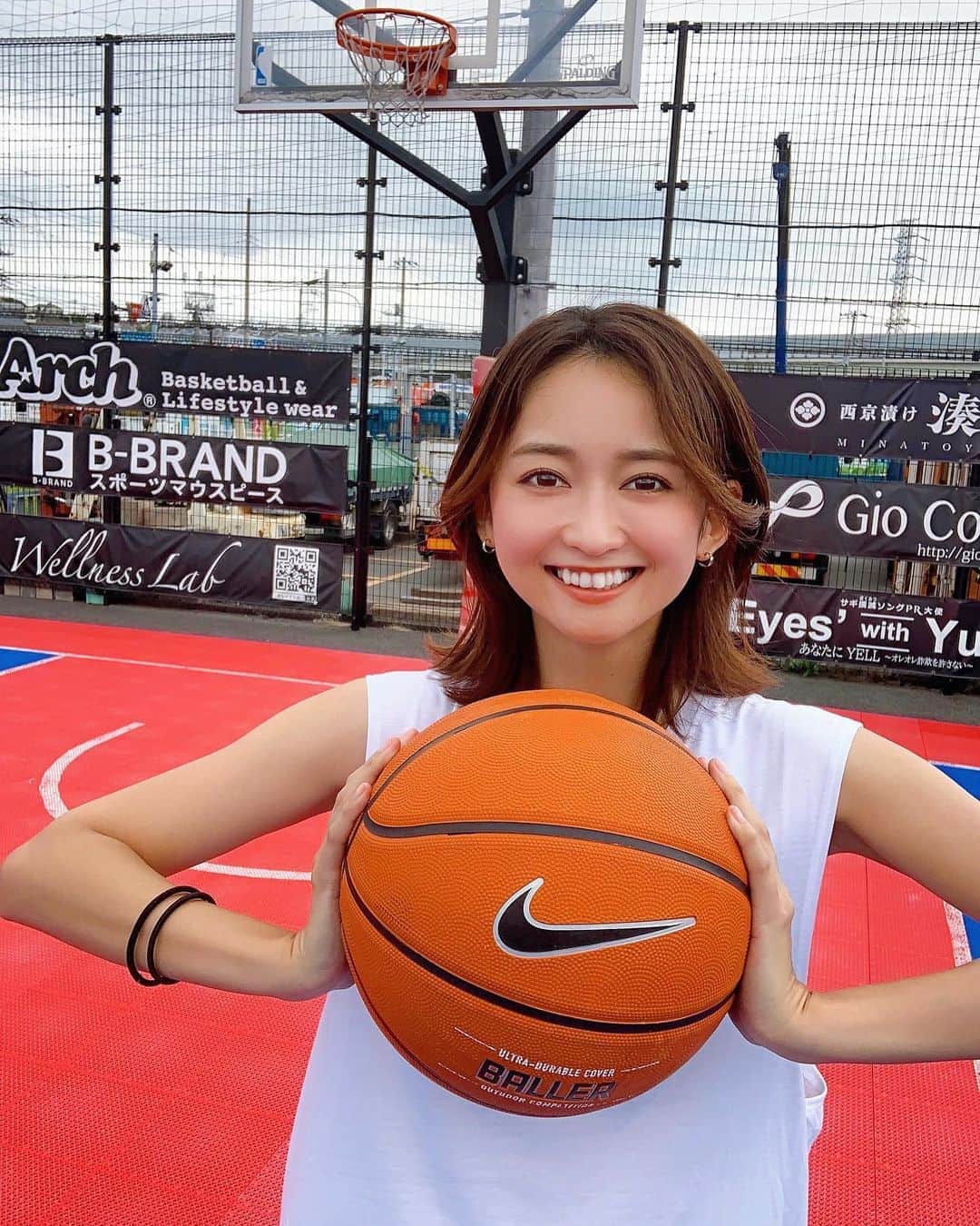 のインスタグラム：「🏀🏀🏀 最近バスケ本当にしてたの？ってよく言われる🤦🏾‍♀️爆。 今度スリーポイントをちゃんと決めて⛹🏾‍♀️ バスケ部でしたって言いたい😂←爆 ・ ・ ・ まずは…ゴールまで届かせよう🏀🥺爆 ・ ・ ・ 山吹スリーポイントへの道⛹🏾‍♀️🔥 ・ ・ ・ #山吹スポーツシリーズ #バスケ #basketball  #nike #ナイキ女子 #スポーツ女子  #スラムダンク  #バスケットボール #バスケ女子  #バスケ部 でしたって言いたい笑 #服装だけは一丁前  #全身NIKE  #見た目とのギャップ 🤦🏾‍♀️爆 #スリーポイント チャレンジ🏀 #山吹スリーポイントへの道⛹🏾‍♀️ #今度リベンジ 頑張ろ💪🏾🔥」