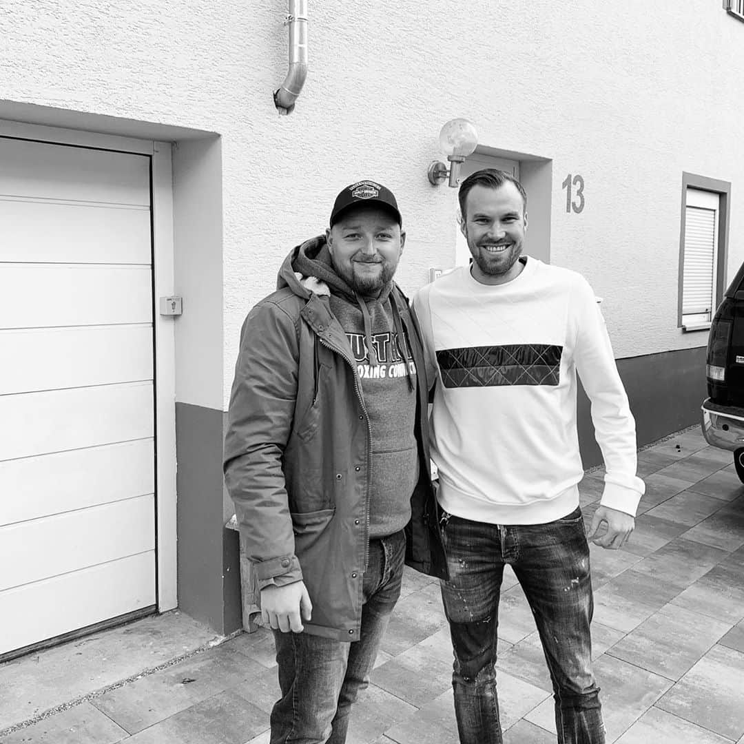 ケヴィン・グロスクロイツのインスタグラム：「Grüße aus dem Schwabenland 💯 Freundschaften pflegt man 🤜🏻🤛🏻  #ischso」