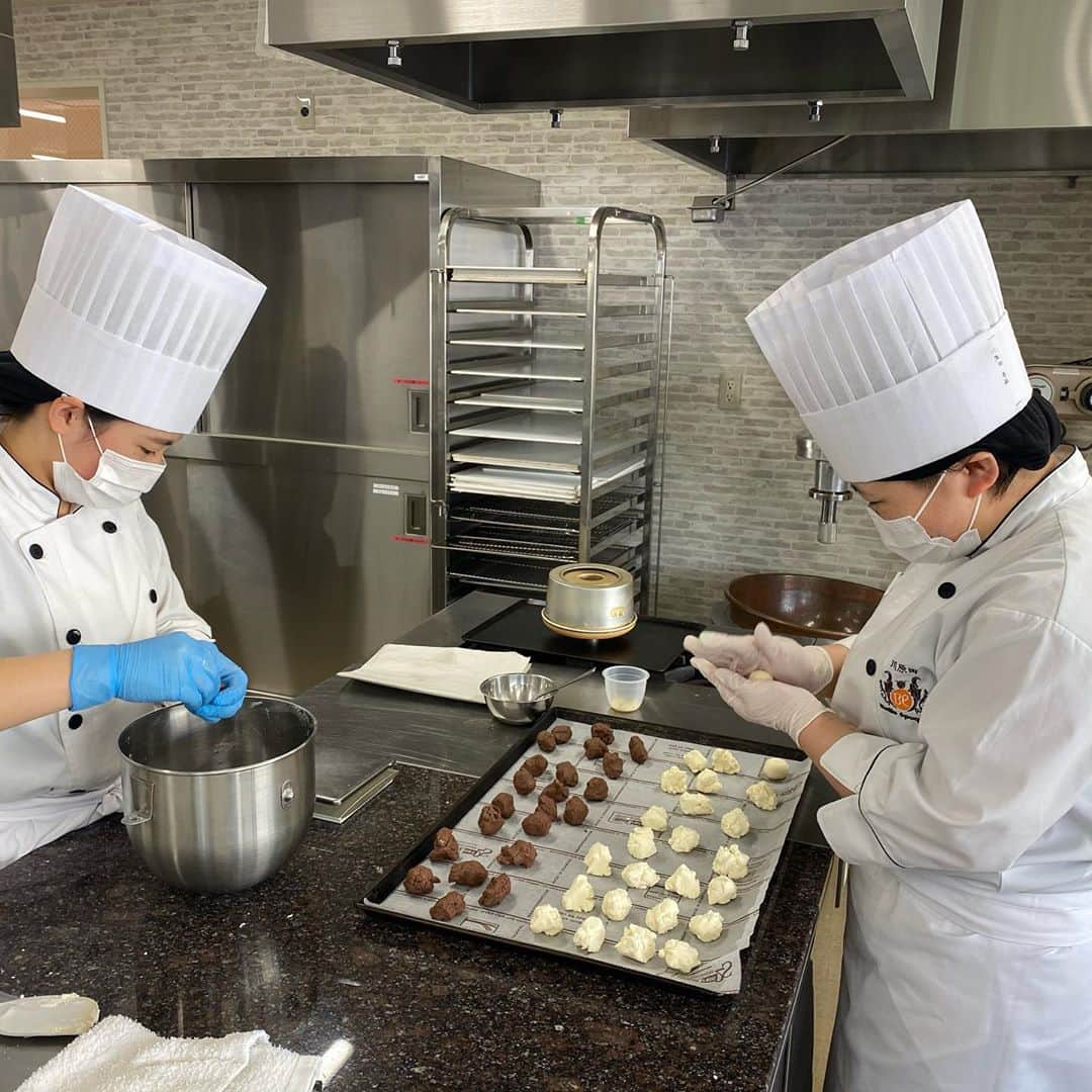 札幌ベルエポック製菓調理専門学校【公式】さんのインスタグラム写真 - (札幌ベルエポック製菓調理専門学校【公式】Instagram)「製菓・製パン・ショコラ科  内澤先生👨‍🍳の授業✨ 今日のメニューは シフォンケーキ🍰と クッキー🍪  フワッフワのシフォンケーキを デコレーションするポイントを 学びます‼️  クッキーはハロウィン🧟‍♀️👻🎃が近いので☝️の形に仕上げます。  パティシエのお仕事は 季節のイベントによって メニューやデコレーションを変えます👀 もしかしたら1番四季を感じる お仕事かもしれません。  ハロウィン🧟‍♂️が終わったら 楽しいクリスマス🎄🎅🤶が やってきます👀  #おでかけ授業 #特別授業 #業界直結 #プロから学ぶ #本物 #学び #製菓  #調理  #カフェ  #製菓調理専門学校ベルエポック #衛生管理  #食材教育 #札幌ベルエポック製菓調理専門学校 #いろいろな体験と #たくさんの出逢い #可能性が広がる #ベルエポック」10月18日 20時00分 - belle_foods