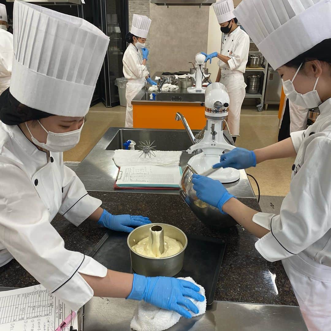 札幌ベルエポック製菓調理専門学校【公式】さんのインスタグラム写真 - (札幌ベルエポック製菓調理専門学校【公式】Instagram)「製菓・製パン・ショコラ科  内澤先生👨‍🍳の授業✨ 今日のメニューは シフォンケーキ🍰と クッキー🍪  フワッフワのシフォンケーキを デコレーションするポイントを 学びます‼️  クッキーはハロウィン🧟‍♀️👻🎃が近いので☝️の形に仕上げます。  パティシエのお仕事は 季節のイベントによって メニューやデコレーションを変えます👀 もしかしたら1番四季を感じる お仕事かもしれません。  ハロウィン🧟‍♂️が終わったら 楽しいクリスマス🎄🎅🤶が やってきます👀  #おでかけ授業 #特別授業 #業界直結 #プロから学ぶ #本物 #学び #製菓  #調理  #カフェ  #製菓調理専門学校ベルエポック #衛生管理  #食材教育 #札幌ベルエポック製菓調理専門学校 #いろいろな体験と #たくさんの出逢い #可能性が広がる #ベルエポック」10月18日 20時00分 - belle_foods
