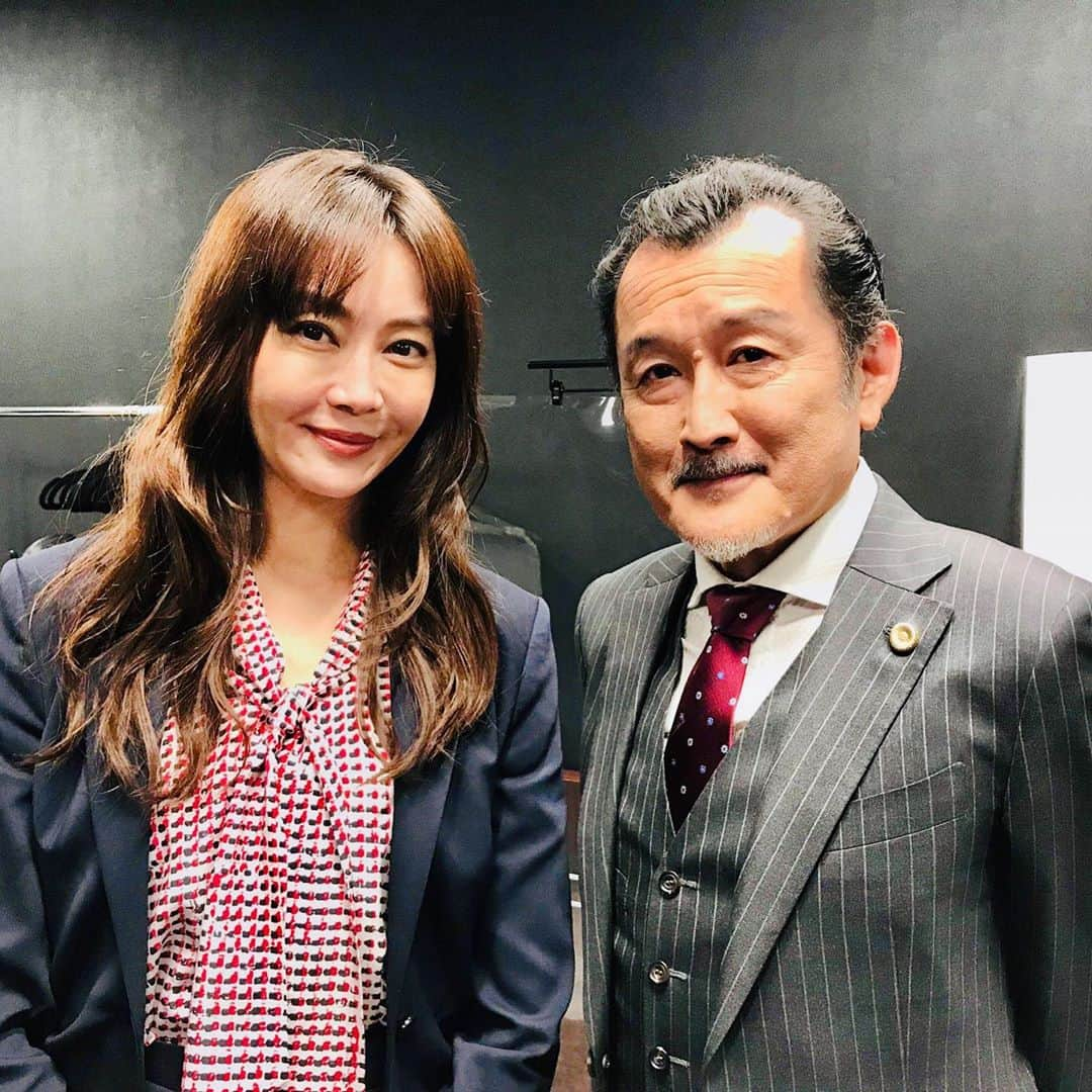 観月ありささんのインスタグラム写真 - (観月ありさInstagram)「初共演！嬉しかったです😆 上杉先生こと吉田鋼太郎さん😊 敵対するシーンばかりでしたが撮影していない時は一緒に写真を撮って頂いたり色んなお話をさせて頂けて楽しかったです😊 お世話になりました😊  明日10/19(月)21:00〜 フジテレビ「SUITS/スーツ2」最終回！！！  #フジテレビ #CX #SUITS #SUITS2 #織田裕二 #中島裕翔 #新木優子 #中村アン #小手伸也 #鈴木保奈美 #吉田鋼太郎 #上白石萌音 #観月ありさ #ドラマスーツ #毎週月曜夜9時はSUITSの日 #ThisIsBOSS @BOSS」10月18日 20時00分 - alisa_mizuki