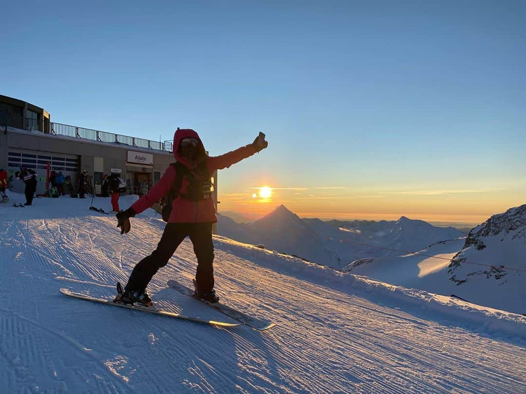 梅原玲奈のインスタグラム：「☀️🗻❤️❤️❤️ #nofilter  #morning #glacier #ski #sunrise」