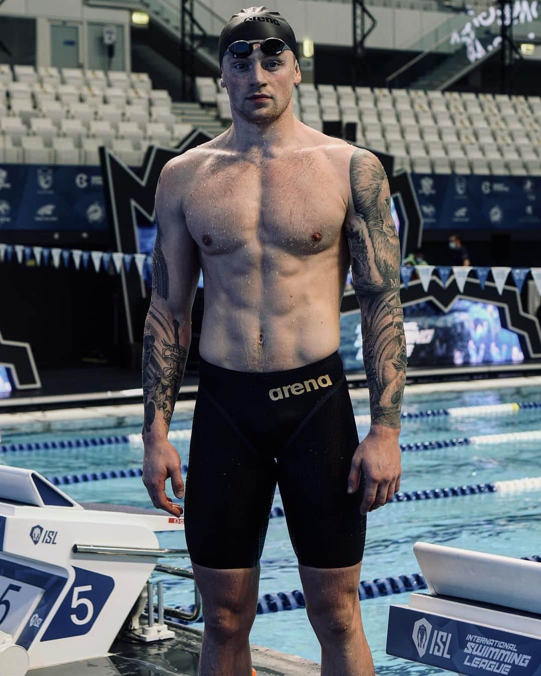 アダム・ピーティのインスタグラム：「Training mode into racing mode. Kicks off for @isl_londonroar in 5 hours @iswimleague Let’s have it 👊🏼」