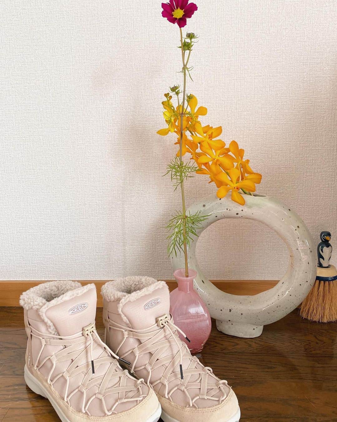Alysa Ichikiのインスタグラム：「短いパンツと合わせても👌🏻 ワイドパンツからちらり見せでも👌🏻なブーツ🥾 防水機能もばっちりなので雨の日のファッションも楽しめそう☔️ あまり挑戦したことない形だけどいろいろ試してみたくってわくわくする！ どんなお花を合わせたらいいかわからなかったまるの花瓶も 合う花瓶なさそうだけどかわいくて持ち帰ってきたすごーくながーいコスモスも いざ挑戦してみればなんとなくなるもんね😉 いつ履こうかな楽しみだな〜🤍 . . #KEEN #UNEEK #UNEEKSNKCHUKKA」