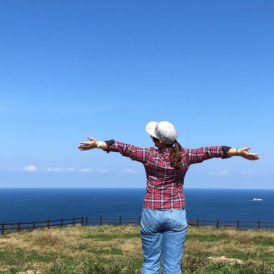 前田佳代乃さんのインスタグラム写真 - (前田佳代乃Instagram)「「神宿る島」宗方・沖ノ島と関連遺産群として世界遺産にも登録されている大島へ遊びに行ってきました🐴 天気も景色も最高でめっちゃ癒された☺️  乗馬初めてだったけどまたチャレンジしたい！  #カナディアンキャンプ大島牧場」10月18日 19時58分 - maedakayono