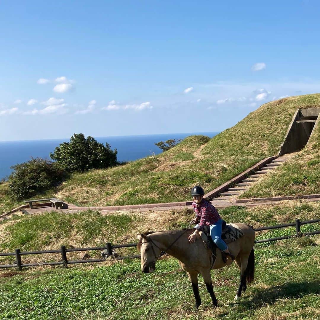 前田佳代乃のインスタグラム：「「神宿る島」宗方・沖ノ島と関連遺産群として世界遺産にも登録されている大島へ遊びに行ってきました🐴 天気も景色も最高でめっちゃ癒された☺️  乗馬初めてだったけどまたチャレンジしたい！  #カナディアンキャンプ大島牧場」