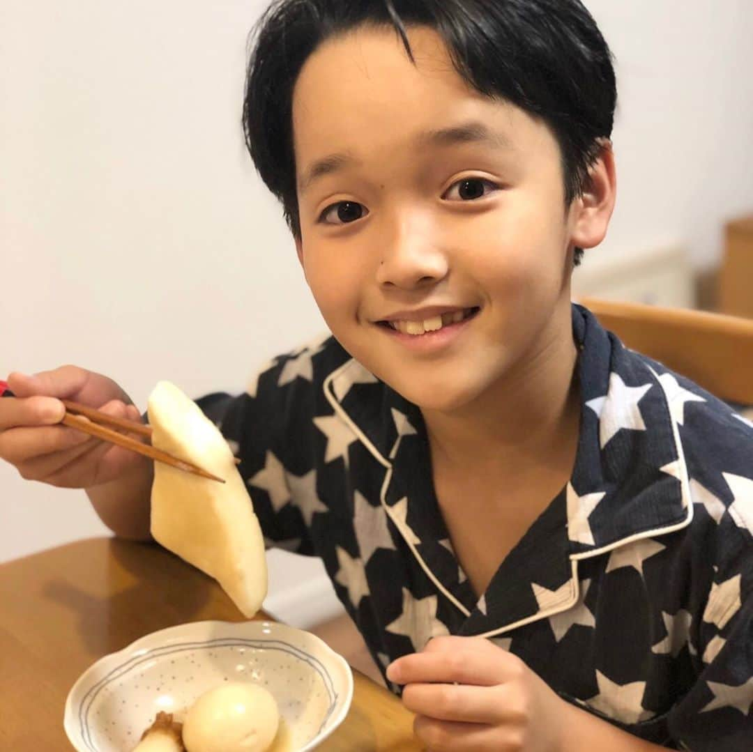 山口太幹さんのインスタグラム写真 - (山口太幹Instagram)「今日の夕飯はおでんだよ🍢 おでんが美味しい季節になったね‼️  はんぺんが入ってて嬉しかった(^^)  エールの撮影で初めてはんぺん食べて好きになったんだ❣️  #山口太幹 #小学5年生 #宮崎出身 #海汐プロダクション所属 #アービング所属 #夕飯 #おでん #はんぺん #美味しい」10月18日 19時58分 - taiki_umipro