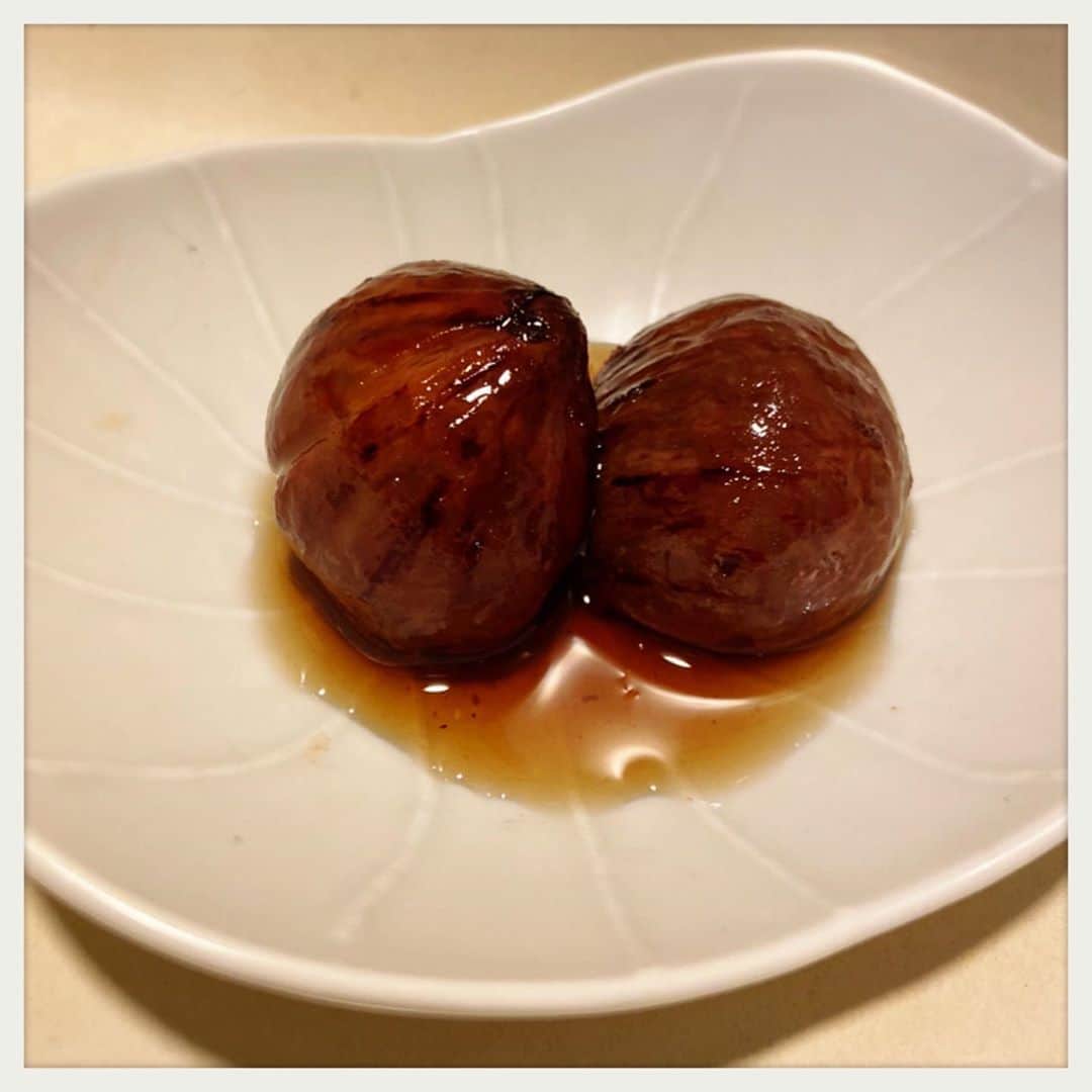 kumikoのインスタグラム：「レシピを変えて何気に作り続けていた渋皮煮（笑） 一番気合を入れて作った無水のレシピがまさかのカチカチ大失敗😱 これでは終われないと夜鍋してフラフラになりながら作ったのがこれ（無水じゃない） まだまだ改善点はあるけど、今シーズンは本当の本当ににここまで。。。 #渋皮煮」