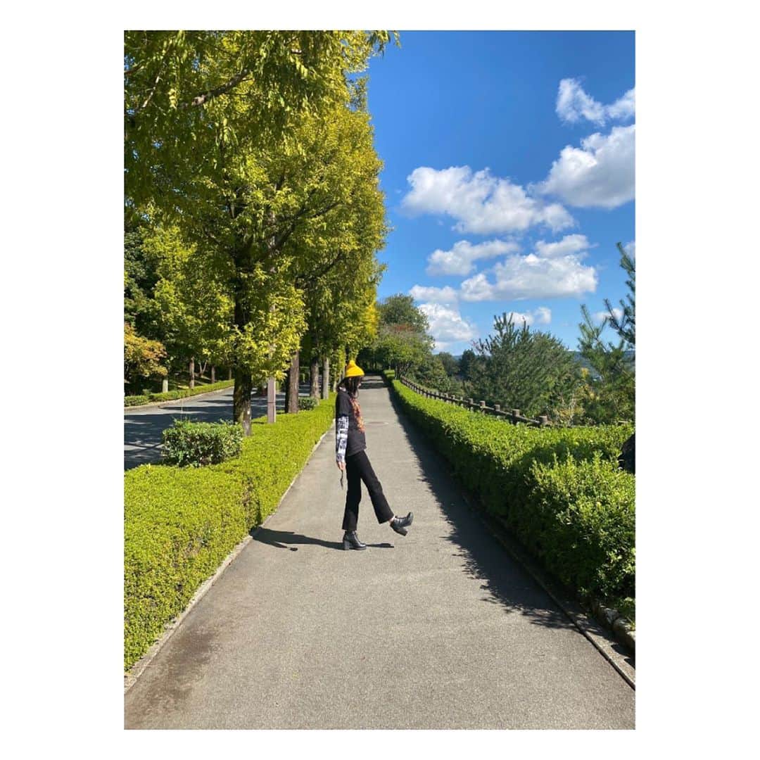 奥本陽菜さんのインスタグラム写真 - (奥本陽菜Instagram)「今日~もいい天気~☀︎ ・ ・ ・ ・ ・ 派手な格好の方が好みだったりします🤭 ・ ・ ・ ・ ・ #ニット帽 #が #被れる #この季節 #好きなんだ  ・ ・ ・ ・ 3枚目の空やばくない??きれいすぎる🧸」10月18日 20時00分 - hinanohiroshima