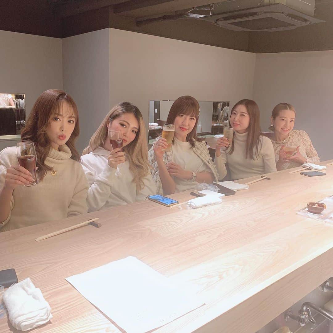 のインスタグラム：「Sushi Birthday♡﻿ ﻿ ﻿ みんなでカウンターで美味しいお寿司を食べる、大人の誕生日🎂💓﻿ ﻿ ﻿ もう付き合いの長い大好きな3人をお祝いできるなんて幸せな事です^ ^﻿ ﻿ 仲良しの志保とお祝いさせてもらいましたー！﻿ ﻿ ﻿ ﻿ 一年が早いなーあっという間にすぐ10年経つんだろうなぁ^ ^❤️﻿ ﻿ ﻿ いつまでもくだらないことで笑って、幸せを共有しながら年取っていこうね^ ^✨﻿ ﻿ ﻿ ﻿ 新しく最近六本木にオープンした蓮華で食べたよ♡﻿ ﻿ とにかく美味しいお寿司って、生きてて良かったーって思えるよね✨✨﻿ ﻿ ﻿ ﻿ 職人さんのお話や、こだわり、うんちくなどを聞きながらカウンターで食べるの大好き❤️☻﻿ ﻿ ﻿ 目の前で作ってるところを見れるってその方の愛を感じる☻ ﻿ ﻿ ﻿ ケーキ出すのも色々タイミングとかご配慮いただき、本当色々ご協力いただいてしまって、﻿ 蓮華さんありがとうございました😊！﻿ @sushirenge  ﻿ ﻿ とても幸せな夜でした♡﻿ ﻿ ﻿ ﻿ なおちゃん、まりえ、なつ、お誕生日おめでとう❤️﻿ ﻿ 最高な一年にしてね☻ ✨✨﻿ ﻿ ﻿ 来月は志保だね♡☻ ！﻿ ﻿ ﻿ ﻿ 笑顔がいっぱいのこの時間を糧にまた頑張るぞ💜﻿ ﻿ ﻿ ﻿ ﻿ #誕生日#バースデー#寿司女子会#東京お寿司#お寿司屋さん#カウンターお寿司#蓮華」