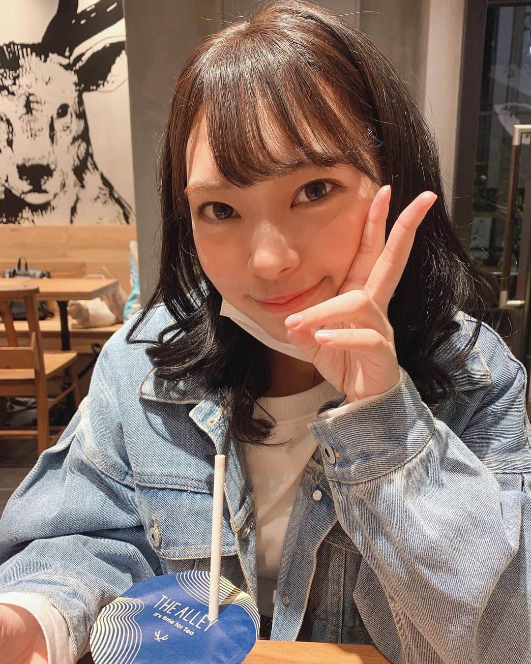 山田寿々のインスタグラム：「﻿ ﻿ ﻿ 寒くなってきた…❄️﻿  コンサートもあと少しっ☺️ 頑張ります✨✨ ﻿ ﻿ ﻿ #thealley #ジアレイ #gジャン #ootd」