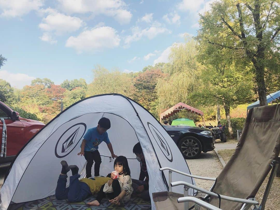 秋葉里枝さんのインスタグラム写真 - (秋葉里枝Instagram)「캠핑장　キャンピング場 🏕 야외에서 새소리 바람에 흔들리는 나무소리들으며 있으니 힐링된 오늘🌳 예나는 노아오빠랑 계속 #알콩달콩 ❤️ 항상 계획해주고 잘 챙겨주는 에바언니 경구오빠 너무너무 고마워💕 오랜만에 함께 놀아서 너무 즐거웠어 인영언니 그리고 리키형부🌿 鳥の声や風に揺れる木の音の中でまったりして癒された今日🌳 咲那は、お兄ちゃんとラブラブでした❤️ みんなありがとう🐰」10月18日 20時01分 - rie_akiba