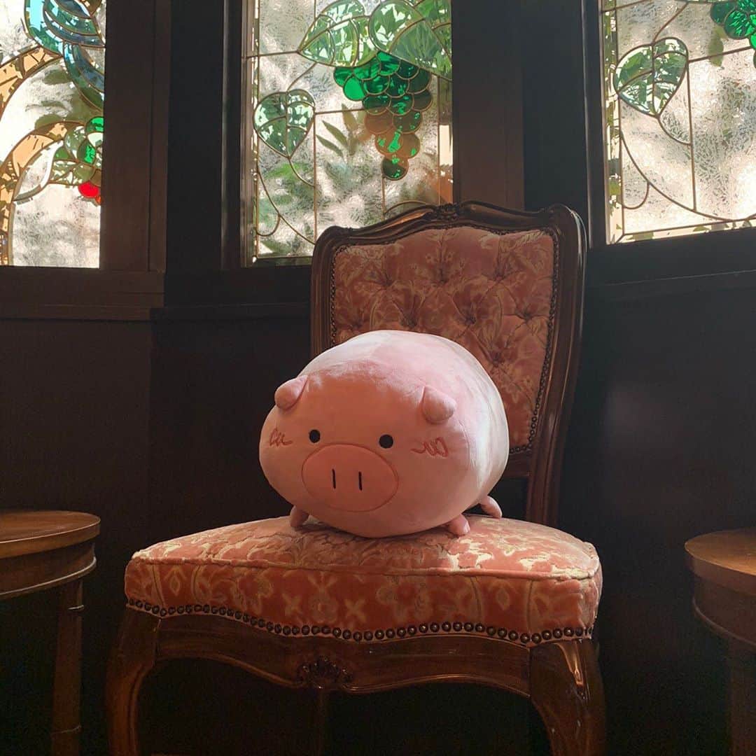 日曜劇場『危険なビーナス』【公式】のインスタグラム：「現場レポート　その21🐖🐖🐖 . . よる9時からは第2️⃣話15分拡大放送📹‼️  . 私も📺の前に待機中🐷💕 . . 牧雄おじさん大丈夫かな...🐽 楓さんを閉じ込めた犯人もまだわかってないし😵 . 謎はどこまであかされるのか... 今夜の放送をCheckしてね👀✨ . . #日曜劇場 #危険なビーナス #東野圭吾 #ブーナス #ブーナスの現場レポート #妻夫木聡 #吉高由里子 #ディーンフジオカ #染谷将太 #中村アン #堀田真由 #結木滉星 #福田麻貴 #3時のヒロイン #R指定 #CreepyNuts #麻生祐未 #坂井真紀 #安蘭けい #田口浩正 #池内万作 #栗田芳宏 #栗原英雄 #斉藤由貴 #戸田恵子 #小日向文世」