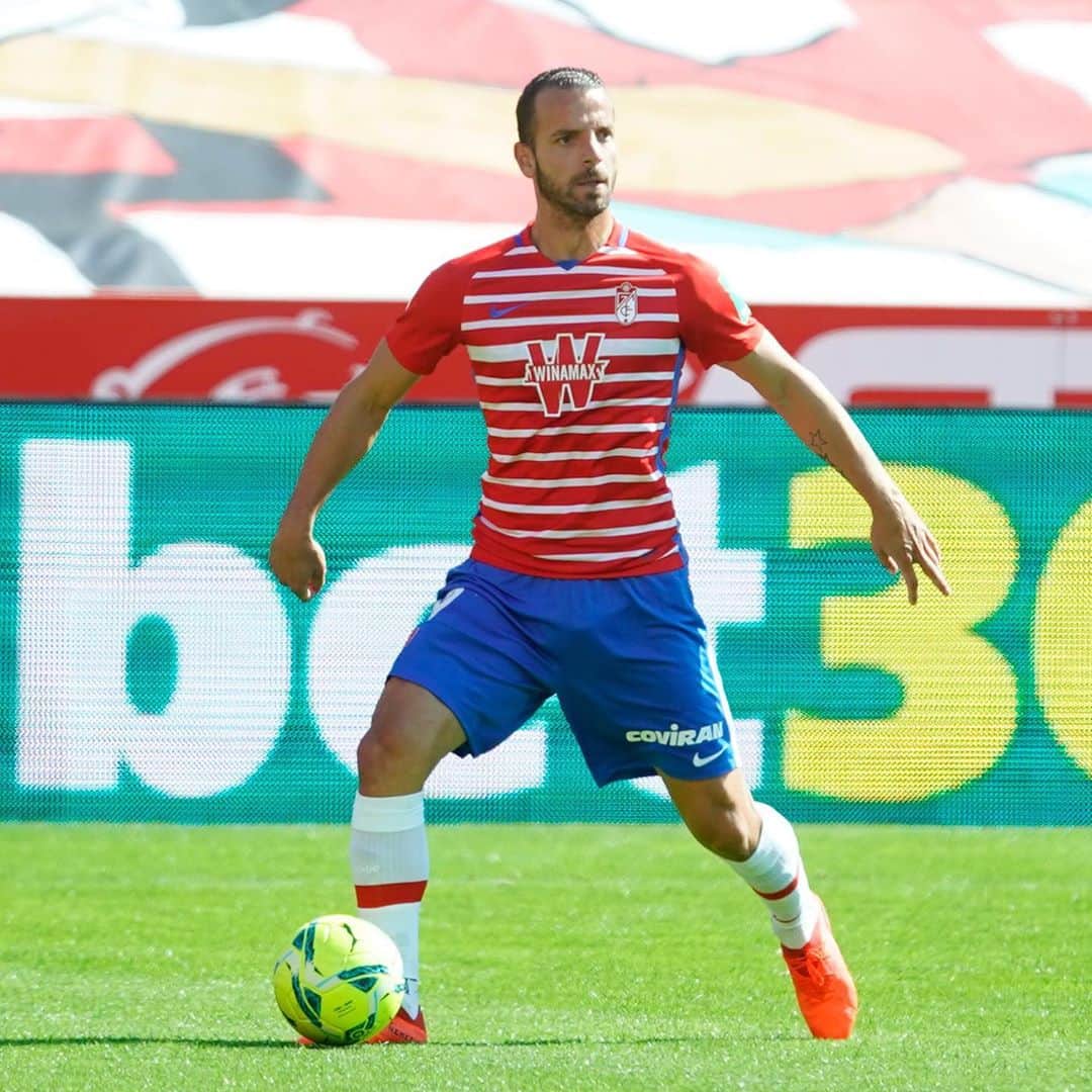 ロベルト・ソルダードのインスタグラム：「Vuelta del parón ganando a unos de los mejores equipos de Europa!! 3 puntos más para nuestro objetivo. ¡Con fuerza y con valor! ¡Siempre unidos!  #VamosmiGranada 🇦🇹 #EternaLucha 🔴⚪️」