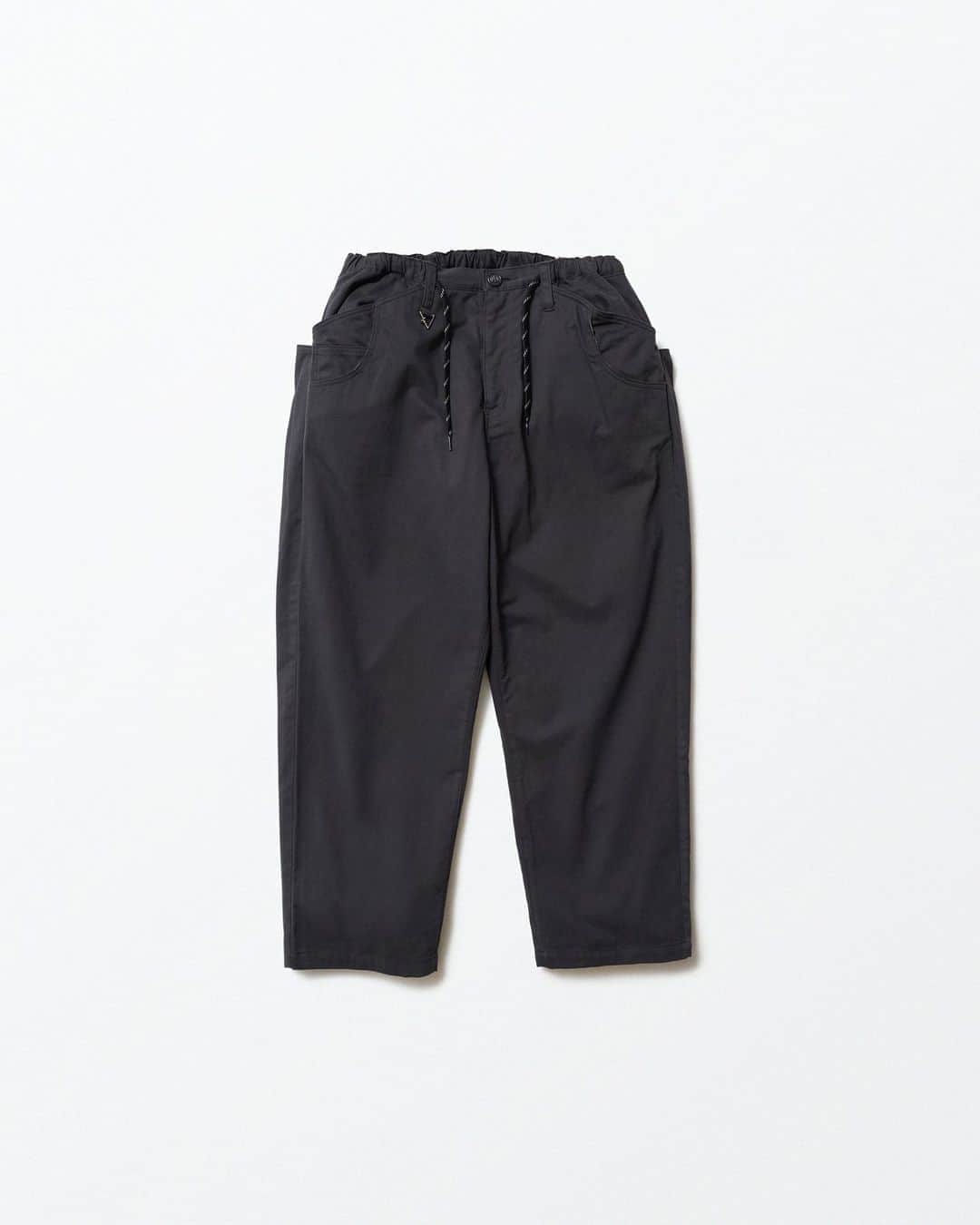 のインスタグラム：「CROSS PANTS 起毛したオーガニックコットンを使用する事により、ソフトな風合いがでています。 9つのポケットが使用できるWHIZ LIMITEDを代表するデザインのCROSS PANTS。  #whiz #whizlimited #whizlimited20th #crosspants #tokyostreet #whiztokyo #harajuku #tokyo」