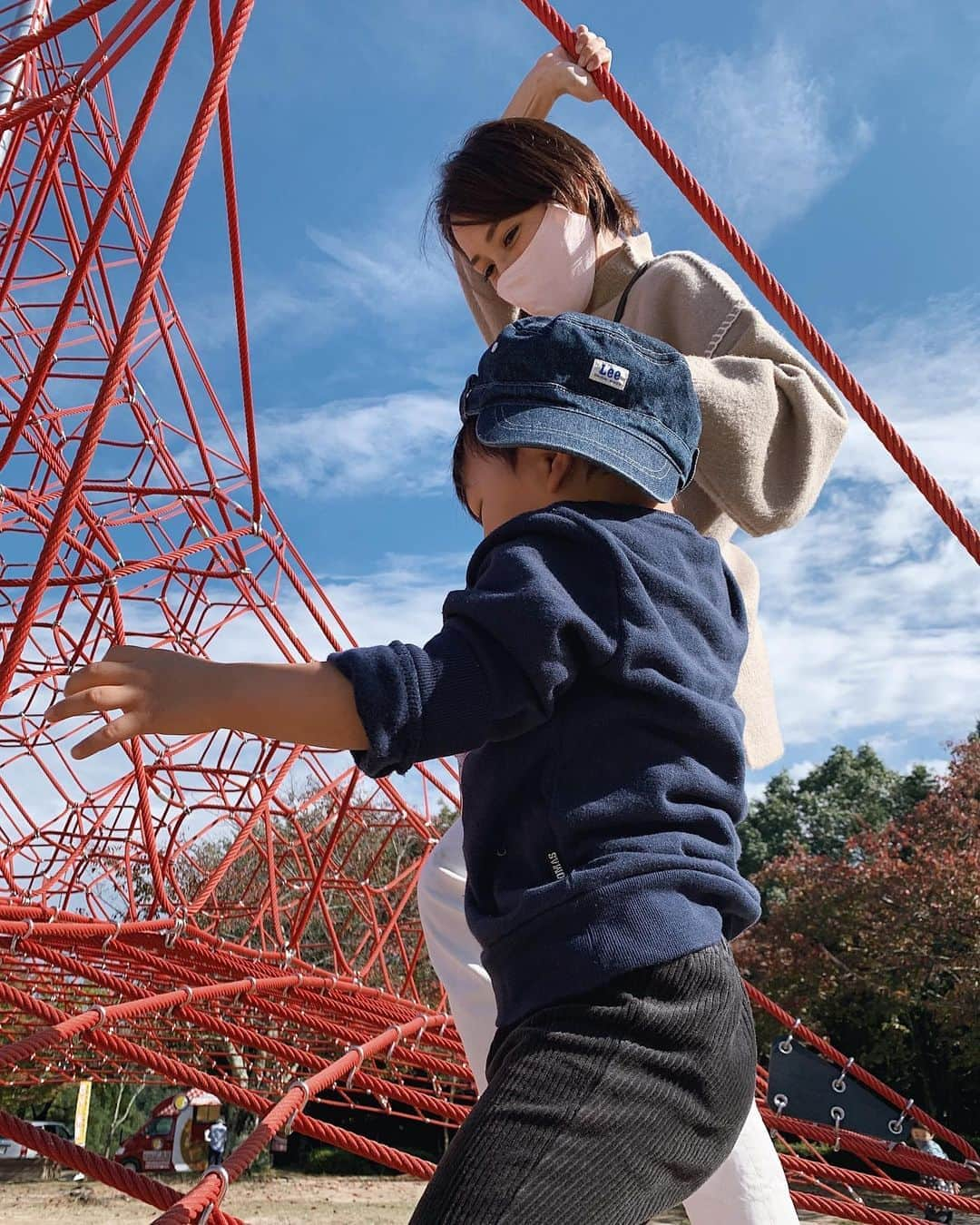 Remiさんのインスタグラム写真 - (RemiInstagram)「autumn has come in hometown🍁 週末は一気に涼しくなりましたね。 帰省して2週間が経ち、少しずつお出かけも始めています🚗 昨日は広島市の森林公園で、子供たちと昆虫博物館やアスレチックを楽しみました🦋 秋晴れで紅葉も綺麗でした🍂  昨夜は突然のインスタライブにお付き合いいただいた皆さまありがとうございます🎬 沢山質問頂いたニットは @classicalelf_official のもの。 太めのハンドステッチ風のラインが可愛い🧶 動きやすくて体型カバーもしてくれるので子供とがっつり遊び回っても快適でした✨ 着心地が良く、オーバーサイズ感でゆるっと着れるので部屋着にもぴったり♪  またタイミングをみてインスタライブもやりたいと思います🙌🏼 次はお酒と共に🍺♪  #秋コーデ #ニット #クラシカルエルフ #classicalelf #エルフコーデ #モックネック #クルーネック #ハイネックニット #大人カジュアル #プチプラ #ママコーデ」10月18日 20時03分 - remi_912