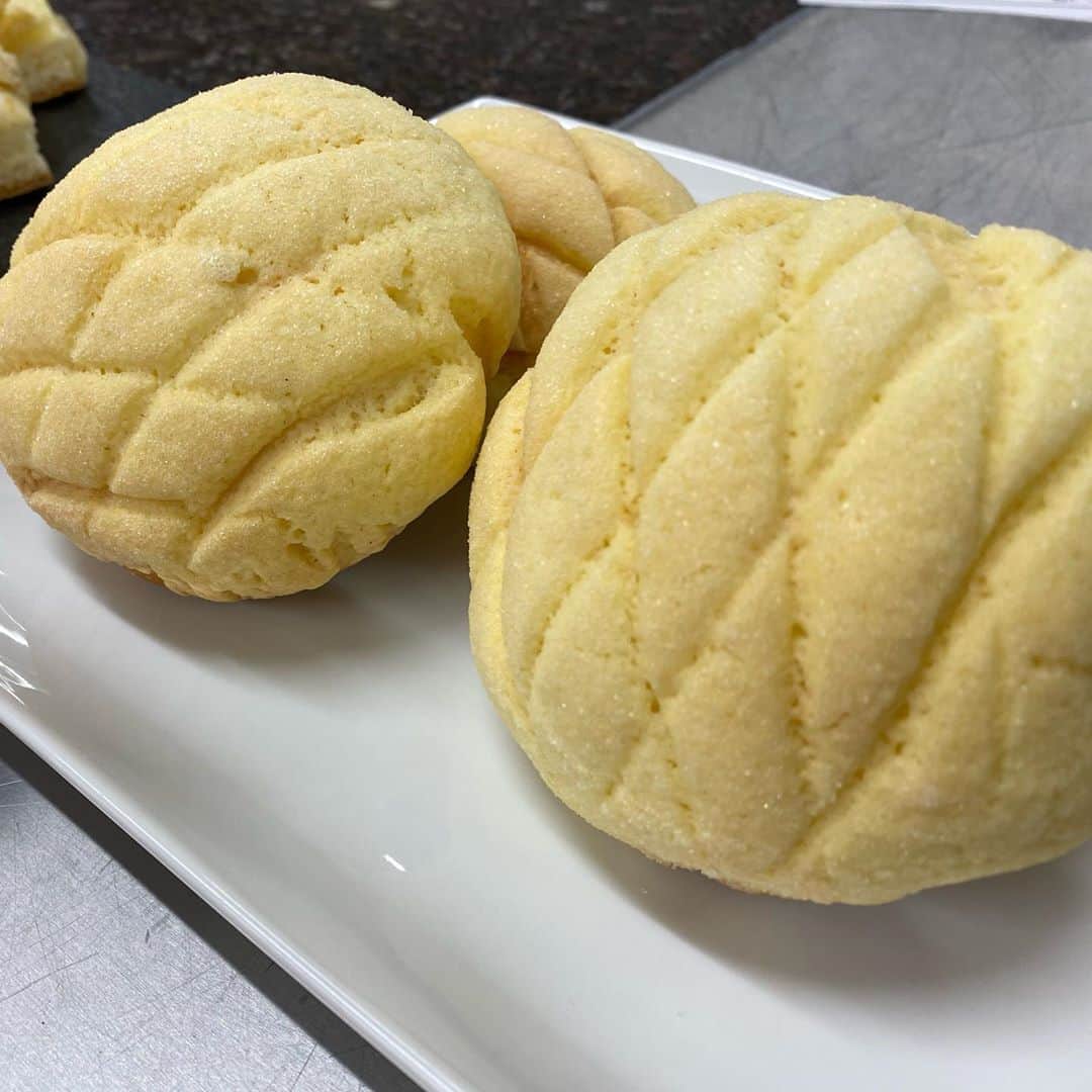 札幌ベルエポック製菓調理専門学校【公式】さんのインスタグラム写真 - (札幌ベルエポック製菓調理専門学校【公式】Instagram)「製菓・製パン・ショコラ科  甲斐先生👨‍🍳の授業✨ 今日のメニューはパン🍞🥐🥖🥪  スイーツばかり作るイメージのあるパティシエさんですが、働く場所によってパンを作る事もあります‼️  幅広く学べるベルエポックは パン🍞🥐🥖🥪もしっかり作ります✨  パン作りにチャレンジしたい方に おすすめの open campusは 11月29日の製菓・製パン・ショコラ科の体験 ご予約はHPまたはDMまで  #おでかけ授業 #特別授業 #業界直結 #プロから学ぶ #本物 #学び #製菓  #調理  #カフェ  #製菓調理専門学校ベルエポック #衛生管理  #食材教育 #札幌ベルエポック製菓調理専門学校 #いろいろな体験と #たくさんの出逢い #可能性が広がる #ベルエポック」10月18日 20時04分 - belle_foods