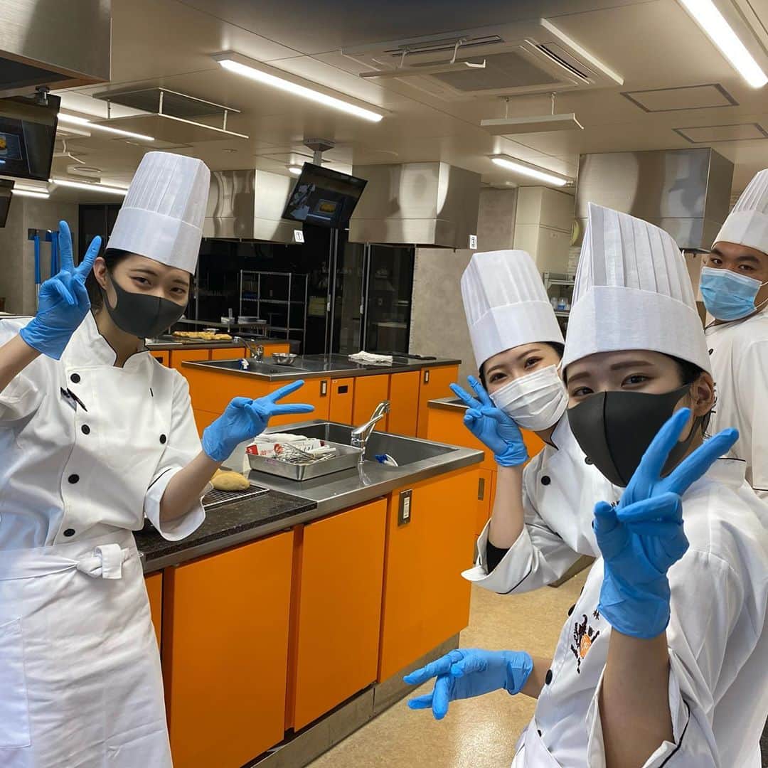 札幌ベルエポック製菓調理専門学校【公式】さんのインスタグラム写真 - (札幌ベルエポック製菓調理専門学校【公式】Instagram)「製菓・製パン・ショコラ科  甲斐先生👨‍🍳の授業✨ 今日のメニューはパン🍞🥐🥖🥪  スイーツばかり作るイメージのあるパティシエさんですが、働く場所によってパンを作る事もあります‼️  幅広く学べるベルエポックは パン🍞🥐🥖🥪もしっかり作ります✨  パン作りにチャレンジしたい方に おすすめの open campusは 11月29日の製菓・製パン・ショコラ科の体験 ご予約はHPまたはDMまで  #おでかけ授業 #特別授業 #業界直結 #プロから学ぶ #本物 #学び #製菓  #調理  #カフェ  #製菓調理専門学校ベルエポック #衛生管理  #食材教育 #札幌ベルエポック製菓調理専門学校 #いろいろな体験と #たくさんの出逢い #可能性が広がる #ベルエポック」10月18日 20時04分 - belle_foods