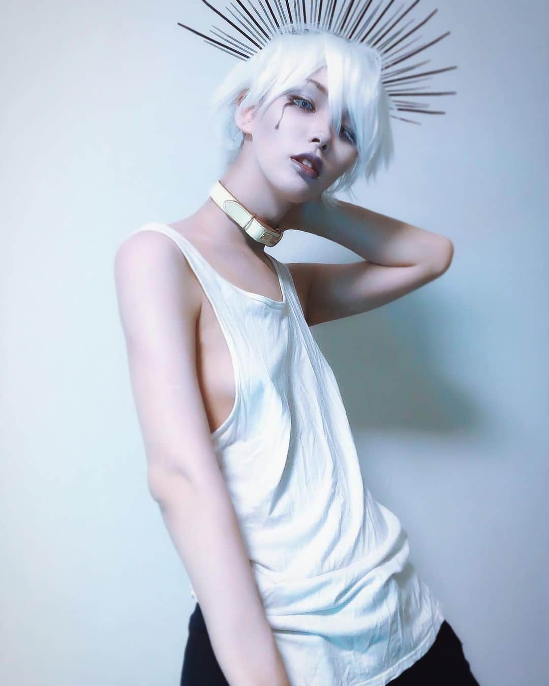 のインスタグラム：「汝の信ずるモノであれ🌈 ††††††††††† Remember your sweet dreams🌈🦄 ††††††††††† #ポートレート　#中性  #中性さんと繋がりたい　#雰囲気　#少年　　#transgender #lgbt  #boyish 　#ゴシック #genderfluid #ボーイッシュ #lgbtq #goth #白コーデ 　#男装　#男装女子　#ジェンダーレス　#ハロウィン　#gothic #gothgirl」