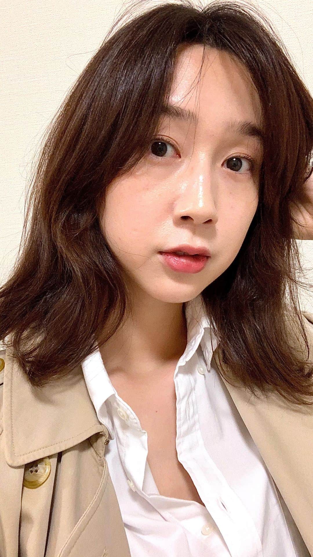 松原汐織のインスタグラム：「#newhair  2ヶ月に一度のヘアカット✂️ アレンジの幅が広がる様に、顔周りに動きを✨結んだ時のおくれげも作りました♡ 大学生の頃から @___cutters___ TAKUさんにずっと切っていただいてます🙋🏻‍♀️ ・ トレンチ×白シャツは永遠に好きな組み合わせ☺️ 急に涼しくなってきたので体調管理に気をつけながら、秋を楽しみたいですね🍁 ・ Trench coat / @burberry #burberry  Shirt / @unitedarrows_official #unitedarrows  #ヘアカット #ミディアムヘア #美容院」