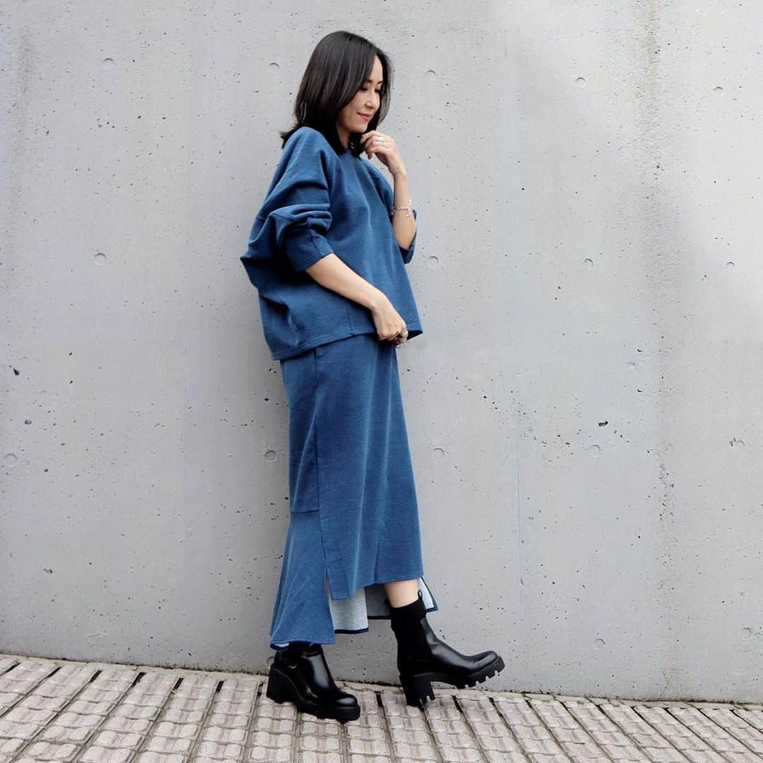 笹倉麻耶さんのインスタグラム写真 - (笹倉麻耶Instagram)「楽ちんなのに、お出掛けにも◎な スウェットのセットアップは @make_ai_official の。 メイクアイのお洋服は 個性があって好きなんだ❤️ ・ ・  こちらのスウェットは ゴツゴツブーツにも可愛いし スニーカー合わせ👟でも 可愛かった✨ ・ ・ 色は黒と迷ってインディゴに。 シルバーのアクセをしてみたけど ゴールドも合いそうだな。 色々合わせてみよう😊 ・ ・ ・ セットアップ/ @make_ai_official  ブーツ/ @zara ・ ・ #スウェットコーデ #セットアップ #大人カジュアル #カジュアルコーデ #おうちコーデ #おでかけコーデ  #アラフォーコーデ #アラフォーファッション」10月18日 20時17分 - nicomaya2525