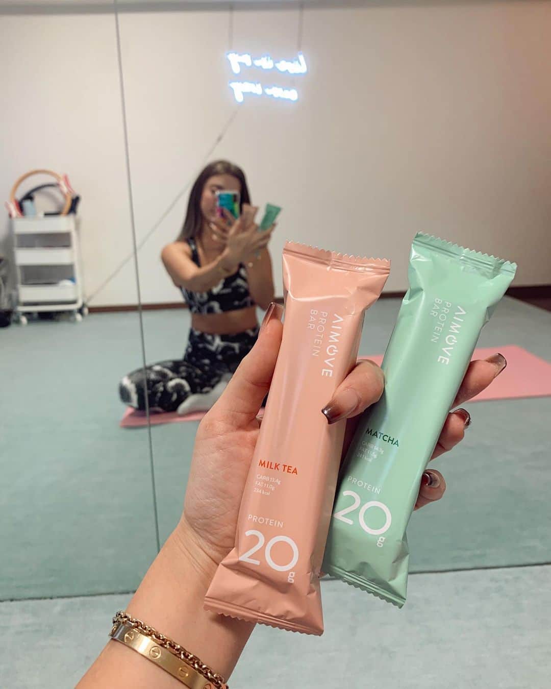 のインスタグラム：「My favorite protein bar 🍵ちゃんとコンスタントに行けてる @techitechiaya のピラティススタジオ🤸🏻‍♀️身体が整って気持ちいい💕トレーニング後は最近ハマってるプロテインバー❤️ @aimove_official のプロテインバーは甘さ控えめで甘いの苦手な私にも食べやすいしなんと言ってもこの１本に20gもプロテインが入ってるから、朝ごはんがわりにも食べたりしてる😘👌パッケージも可愛いし、甘いの苦手な人には特におすすめ❤️抹茶味と紅茶味の2種類🍵 #pr #プロテインバー」
