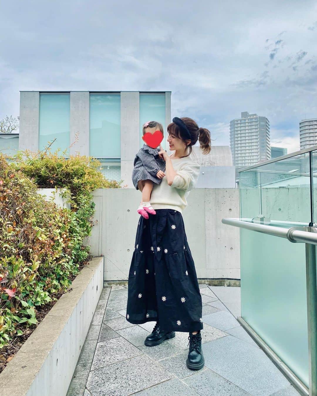 のインスタグラム：「・ #きょうのわたちたち👩‍👧  モノトーンでリンクコーデ🤍🖤 @valmuer_official のワンピースに @uniqlo_jp のニットを🧶 #sサイズコーデ #153cmコーデ #おちびコーデ #ママコーデ #sサイズ女子 #30代ファッション #30代コーデ  #おちびの輪 #きょコ #ママライフ #令和2年ベビー #2020年ベビー #女の子ママ #秋メイク」