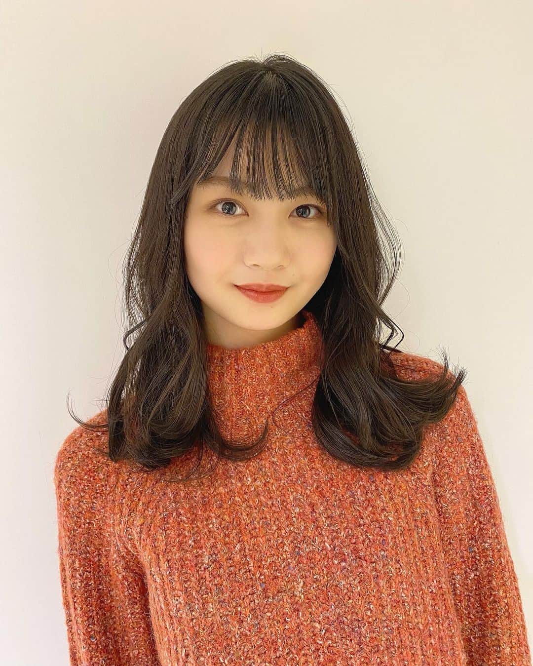 安村真奈のインスタグラム：「サラサラにしていただきました💫﻿ ひかる（@sugarlight21 ）さん、有難うございました！❤︎﻿ ﻿ 私をフォローして下さっている方限定で…﻿ この投稿を見たよとひかるさんに言っていただければ、20%OFF＆トリートメント無料になるみたいです！﻿ ぜひぜひ❤️﻿ ﻿ #安村真奈」