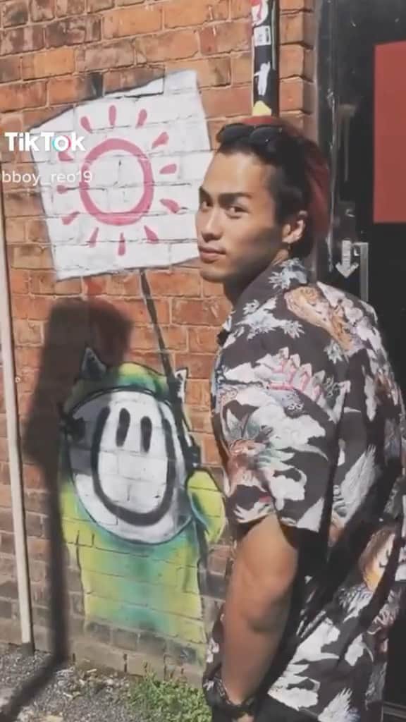 のインスタグラム：「ジャパニーズヤンキー#どこでもランウェイ#イギリス#tripgram#肌肉男 #근육 #fashion #streetfashion #筋肉男子#筋トレ#workout #fitness#派手髪#赤髪#範馬勇次郎#範馬刃牙#刃牙#鬼滅の刃#炭治郎」