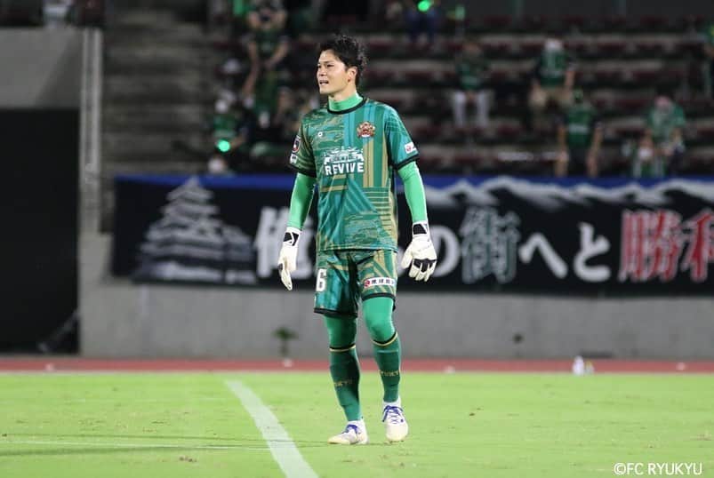 田口潤人のインスタグラム：「＋3🔥 個人的にも大きな勝利となりました👍  大旗、弾幕、太鼓、拍手で 素晴らしい雰囲気を作っていただき ありがとうございました👍  連戦は続きますが1試合1試合 チーム一丸となって戦い抜きます！！  #fc琉球 #fcryukyu  #松本山雅 #matsumotoyamaga  #沖縄　#okinawa  #ゴールキーパー #goalkeeper」