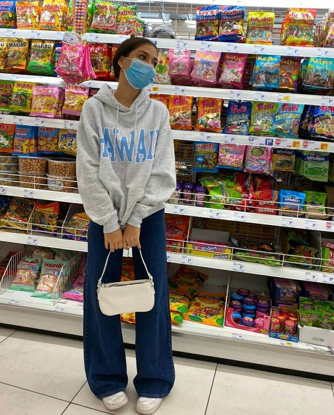 Subduedさんのインスタグラム写真 - (SubduedInstagram)「Getting some groceries! What are u craving right now? 🧃🥑🍕🧁  #subdued #subduedgirls」10月18日 20時15分 - subdued