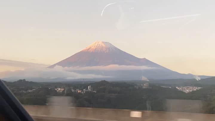 のインスタグラム：「在外连续征战三周了，归途发现富士山居然有积雪了❄️还好有夕阳和云彩温柔陪伴着～应该是在给富士山保暖🥰 #富士山#风景#日本」
