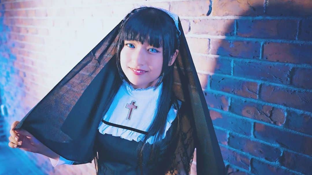 りりりのインスタグラム：「✝️✝️✝️  お菓子くれないと悪戯します😃😌☺️ ・ ・ ・ #りりり #ハロウィン #helloween  #シスター #trickortreat」