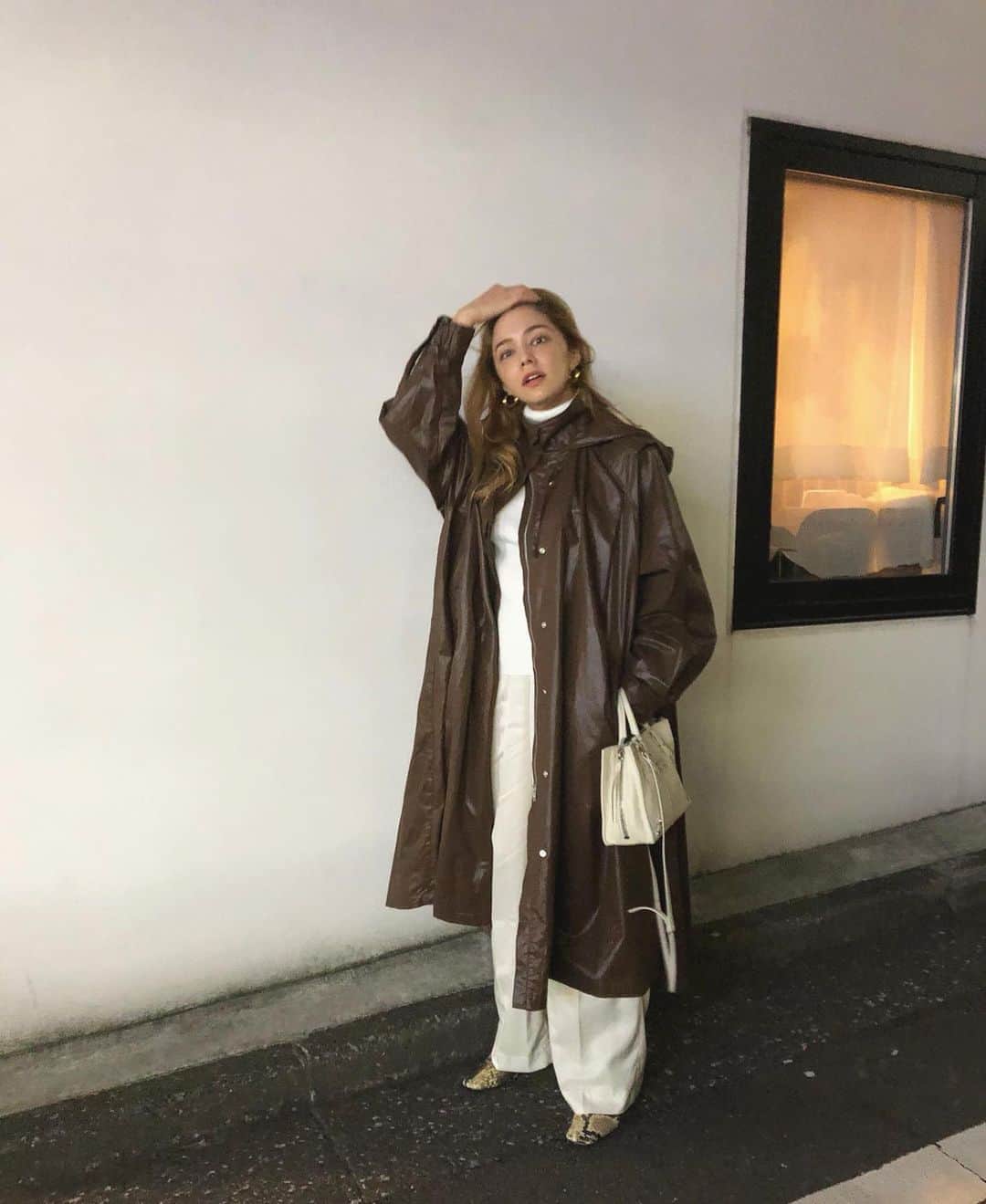 ステファニーのインスタグラム：「🦉🤎 寒くなってきたからアウターの出番が増えたけど、 オーバーサイズのこのアウターは 重ね着がっつりできるから寒がりにも最高♡ 私の大好物のブラウンです♡」