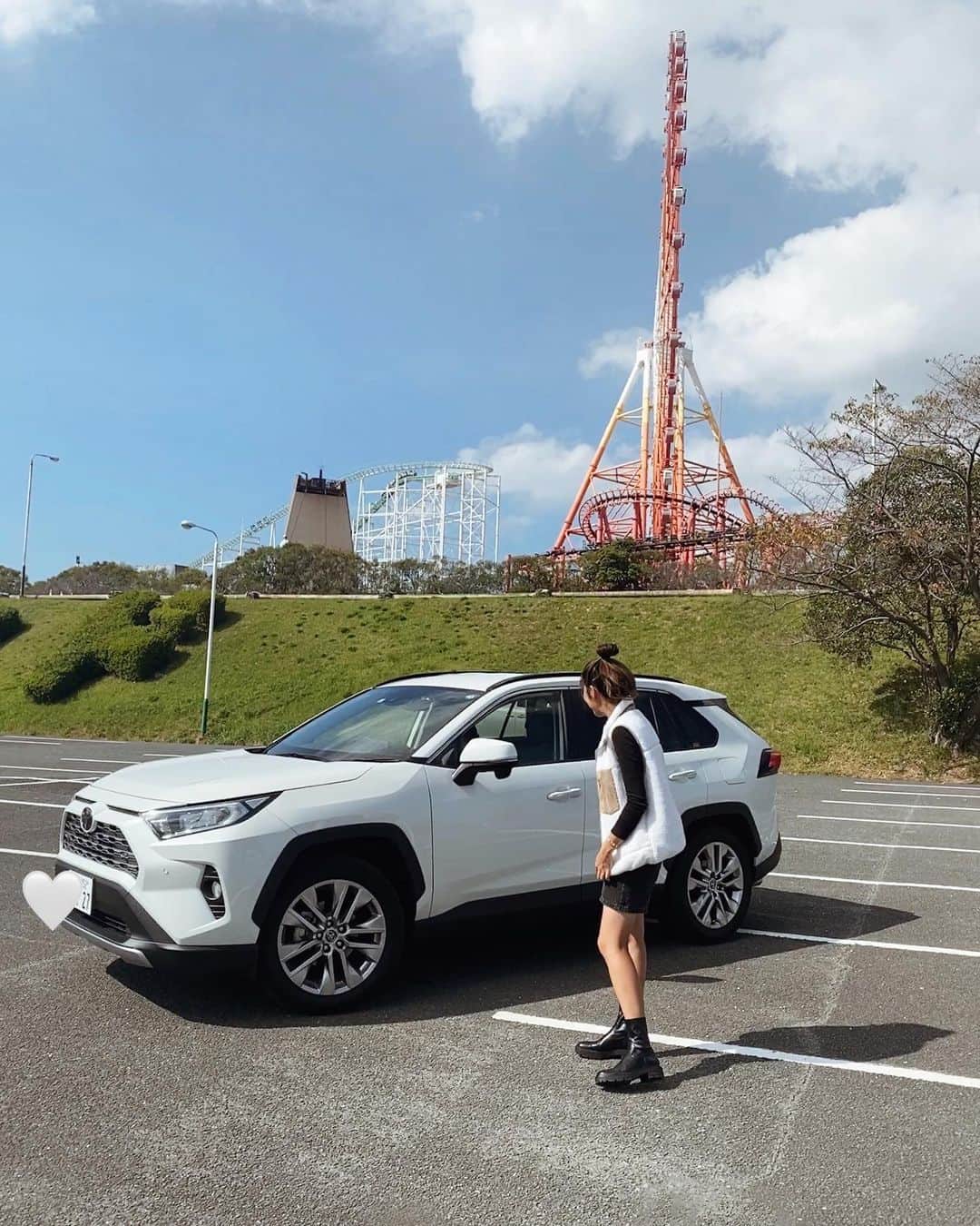 森山菜々のインスタグラム：「.﻿ 今年の夏、やっっと運転免許を取り、そして待ちに待ったクルマ🔰✨🤍﻿ ﻿ 私にもこんな日がくるとは🥴🚘🗝﻿ なんかオトナになったって感じする〜😉笑 (成人して5年が経っています)﻿ ﻿ この前のお休みは、私の運転で (ココ重要!) ハルちゃん夫婦と三井行ってきた🎢🎪﻿ たのしかったね😚✌🏽✌🏽﻿」
