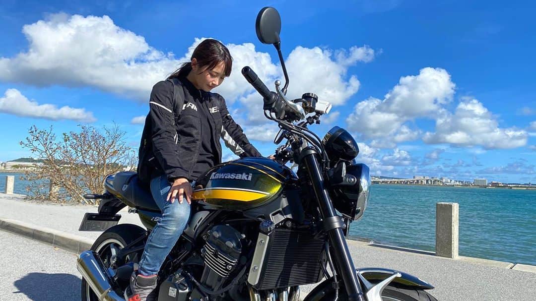AMIのインスタグラム：「・ ・ 沖縄×海×z900rs 🏖🏍🌺 ・ ・ z900rsと色々な場所へ行って思い出作るぞ～!! ・ ・ ・ #バイク #バイク女子 #bike #バイクのある生活  #バイクのある風景  #バイクが好きだ  #バイク好きな人と繋がりたい  #バイクウェア #kawasaki #ninja400 #z900rs #zx14r #ダイネーゼ #dainese」