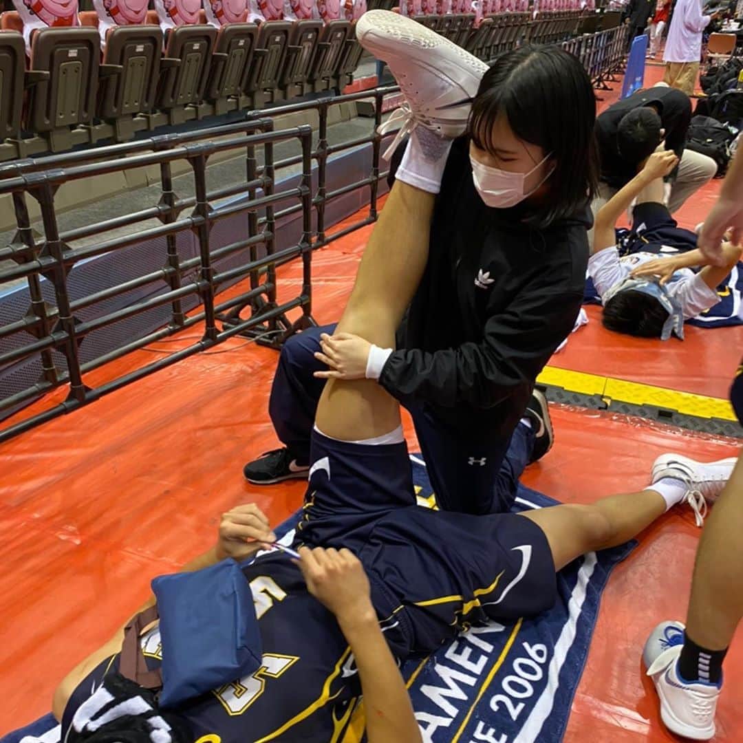 のインスタグラム：「＼ #トレーナー実習 ／ 千葉県 #ウインターカップ 予選準決勝に実習生も帯同しチームの勝利に貢献しました🏀 次の対戦は室田先生がサポートする #市立船橋高校 vs南先生がサポートする #八千代松陰高校 のTSR対決です🔥‼️ . #東京スポーツレクリエーション専門学校  #TSRトレーナー #AT実習 #アスレティックトレーナー #バスケトレーナー」