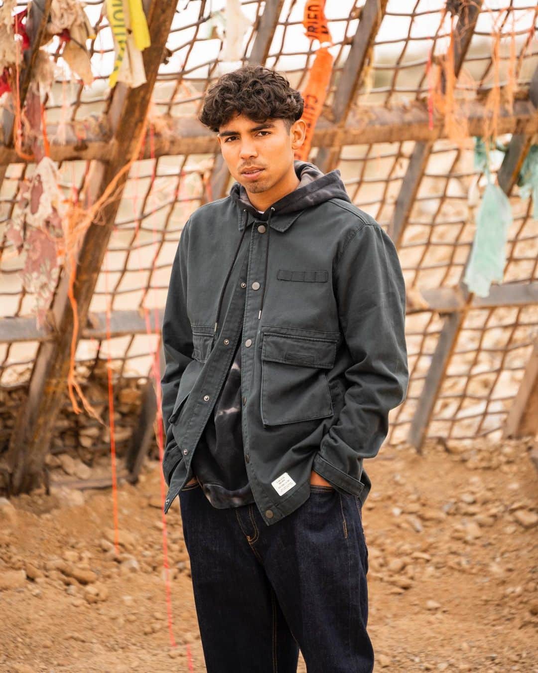 のインスタグラム：「DC SHOES 2020FALL  タイダイ柄のパーカとネイビーカラーのミリタリージャケットをレイヤードしたスタイル。ワイドシルエットのデニムともよく似合う。  #dcshoes #dc2020fall」