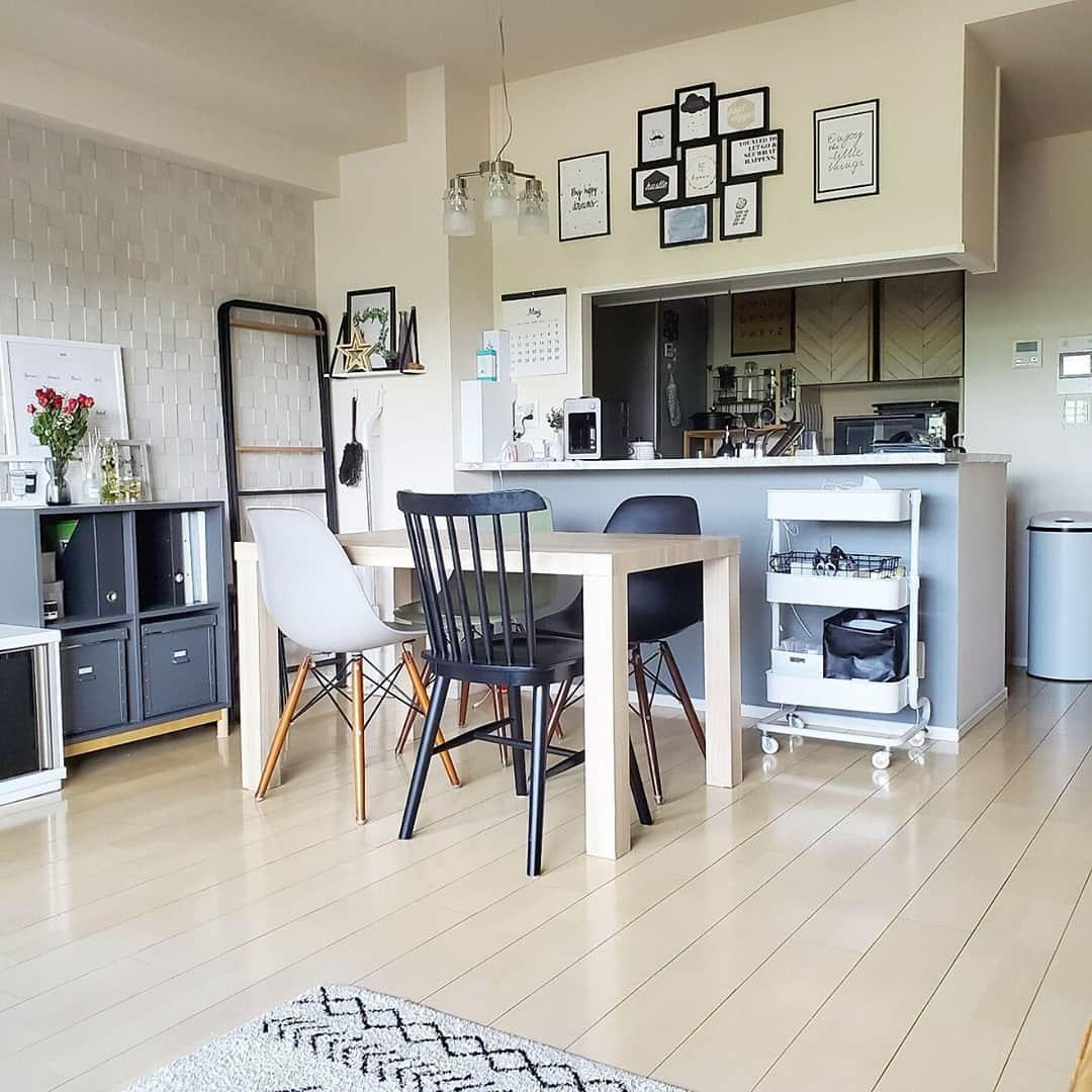 RoomClipJPさんのインスタグラム写真 - (RoomClipJPInstagram)「『IKEAキャビネットのある部屋』シンプルなキャビネットはIKEAのEKETシリーズ。脚をつけたり同じものを並べたりと組み合わせ次第で自在に使えるのも人気のポイント。28万枚以上のIKEAの実例を参考にしてみてください⁠ .⁣⠀﻿⁠ Photo:miz(RoomNo.1026992)▶︎この部屋のインテリアはRoomClipのアプリからご覧いただけます。アプリはプロフィール欄から⁣⠀﻿⁠ .⁣⠀﻿⁠ 投稿イベント開催中です【まもなく終了する投稿イベント】『わが家の間接照明〜10/18』『お気に入りの日用品〜10/18』⁠ .⁠ #RoomClip#ルームクリップ#interior#instahome#インテリア#暮らし#日常#マイホーム#日々の暮らし#丁寧な暮らし#家#シンプルライフ#リビング#家具#インテリア雑貨#収納#シンプルインテリア#模様替え#整理収納#インテリア好き#インテリア小物#おしゃれな家#100均インテリア#おしゃれインテリア#インテリア家具#ikea#イケア#キャビネット#eket#マンションインテリア」10月18日 20時30分 - roomclipjp