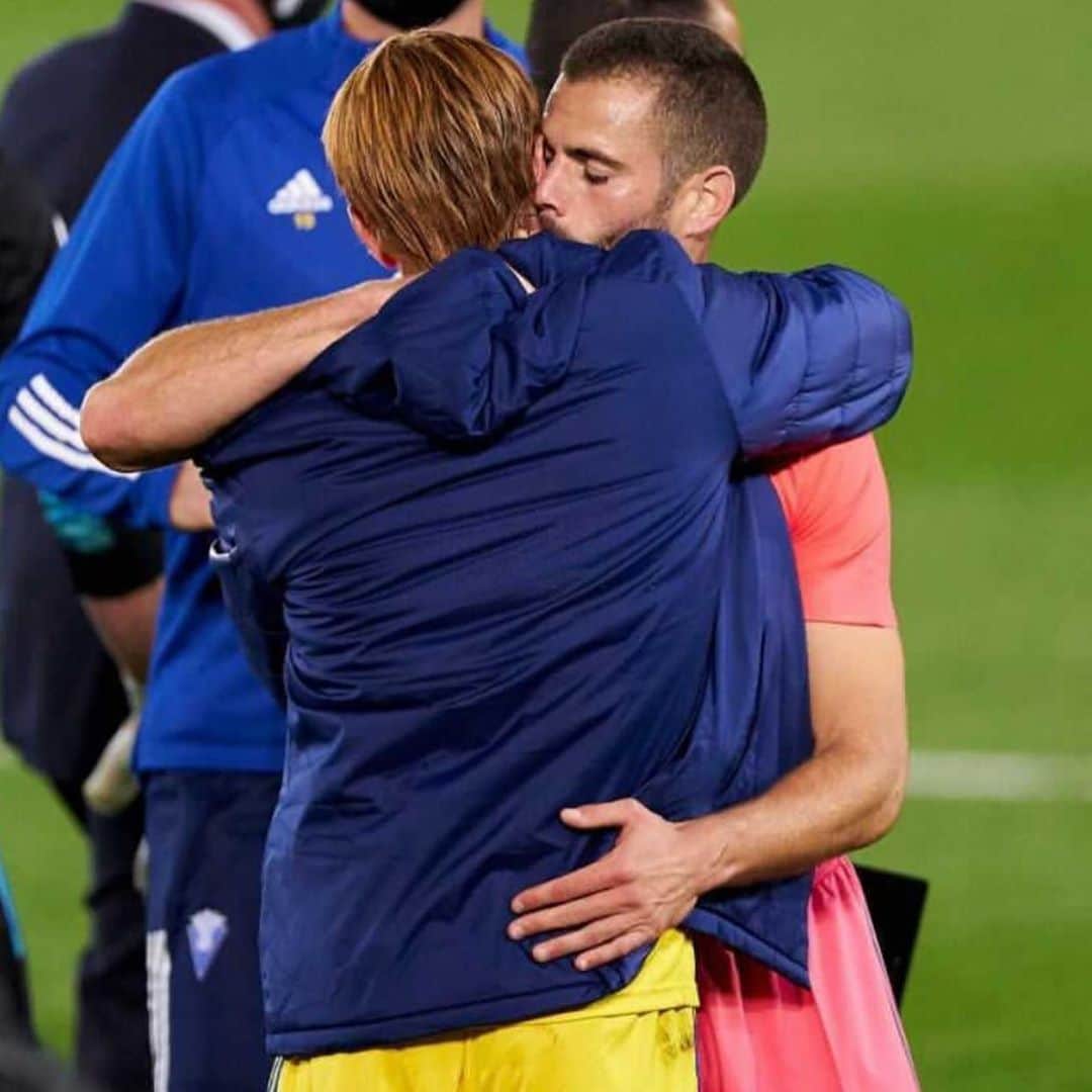 ホセ・イグナシオ・フェルナンデス・イグレシアスのインスタグラム：「Triste por la derrota de ayer en un partido que era especial. Enhorabuena hermano @alexfdez8 . El miércoles tenemos la oportunidad de volver a ganar en Champions. ⚽️」