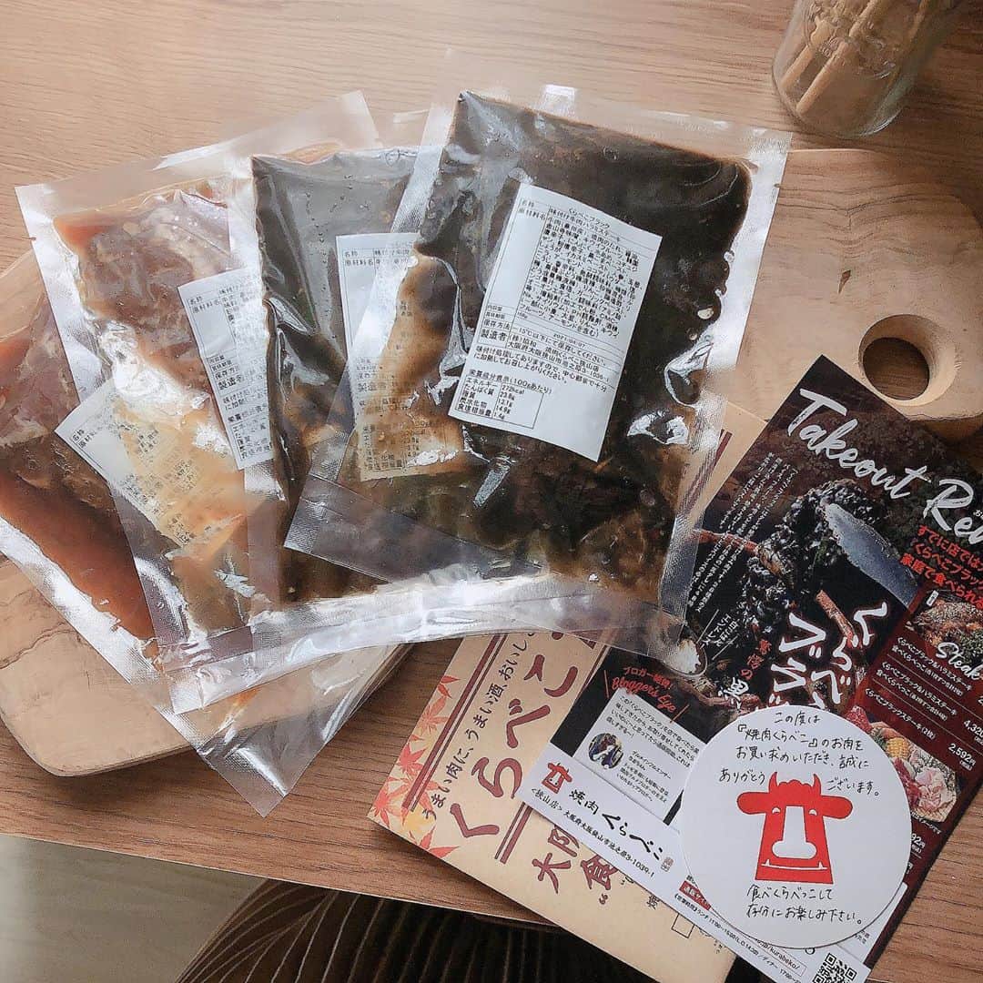 原田彩さんのインスタグラム写真 - (原田彩Instagram)「🤎🤎🤎 . 美味しいお肉様🥩で おうちBBQしたよ(灬•௰•灬) . これ今年はじめくらいに にゃおちゃんと行った大阪狭山にある @yakiniku_kurabeko のステーキ‪‪なの❤︎‬ . 焼き加減が難しくってお店でしか 食べられなかったんだけど、 なんと9月からお取り寄せが できるようになったらしく！！ お取り寄せしちゃいました👏🏻👏🏻👏🏻👏🏻 . わたしが選んだのは くらべこブラック＆ハラミステーキの 食べくらべっこのセット✌︎✌︎✌︎ . タレに漬け込んでから出来上がりまで 48時間しっかり熟成しているから、 旨味がすごくって、、🤤💕 家族みんなで争奪戦になりながらも サクッとペロッと完食してしまったw . 実はもうワンセットストックしてあるから またBBQするの楽しみだなあ🥰🥰 . #お取り寄せグルメ #ステーキ #お取り寄せ #焼肉 #絶品グルメ #クッキングラム #おうちごはん #おうちBBQ #bbqfood #おうち焼肉 #foodpic #snapdish #くらべこ #くらべこブラック #焼肉くらべこ #大阪グルメ #大阪狭山市グルメ #肉肉肉 #大阪焼肉 #焼肉好き」10月18日 20時43分 - ancororiin