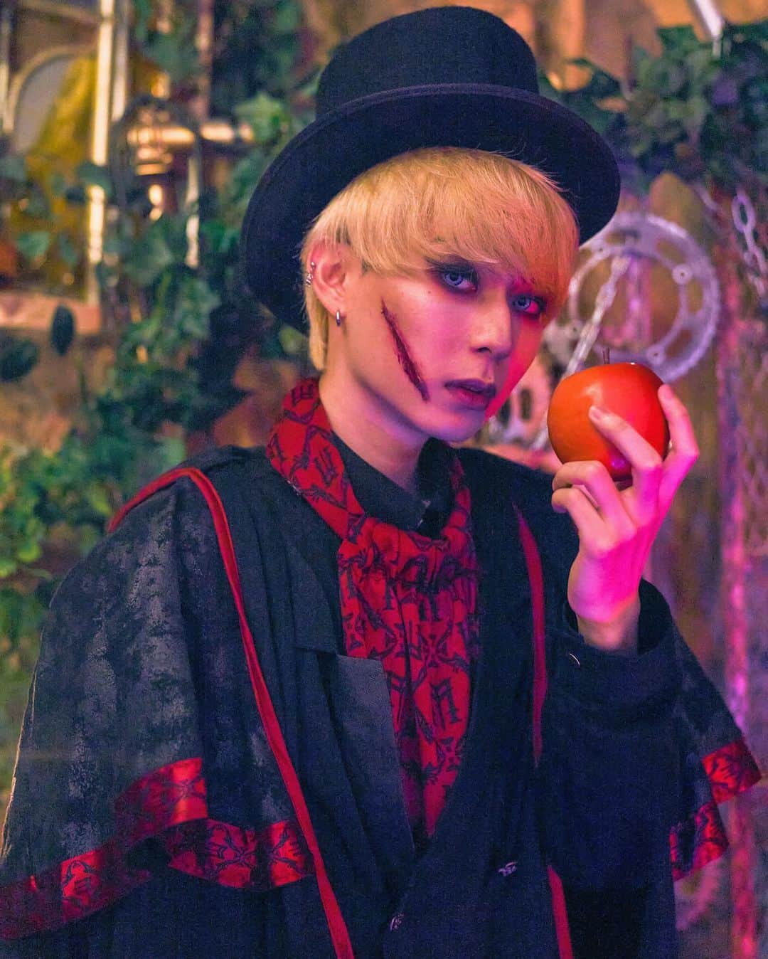 正宗幹也（みっき〜）のインスタグラム：「🍎🦇 #halloween 曲聴いてくれた👻？？」