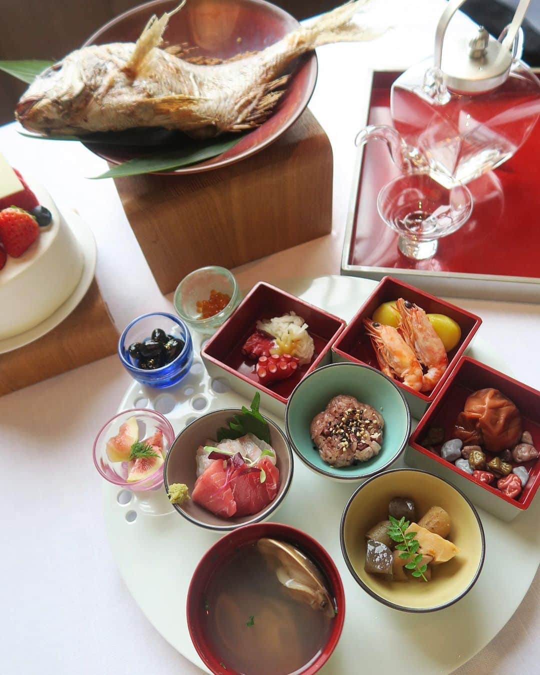 Mai Wakimizuのインスタグラム：「お宮参りの後はORIENTAL HOTELでお食い初めを♡一生食べ物に困りませんように。一品一品全てに意味があること、恥ずかしながらこれを機にお勉強させて頂きました♡お宮参りにお食い初め、なんとか全ての儀式を終えて疲労感より達成感！主人は帰宅して1分で夢の中、息子も夜までぐっすり。皆良く頑張りました♡笑 #お食い初め#100日祝い#orientalhotel#神戸」
