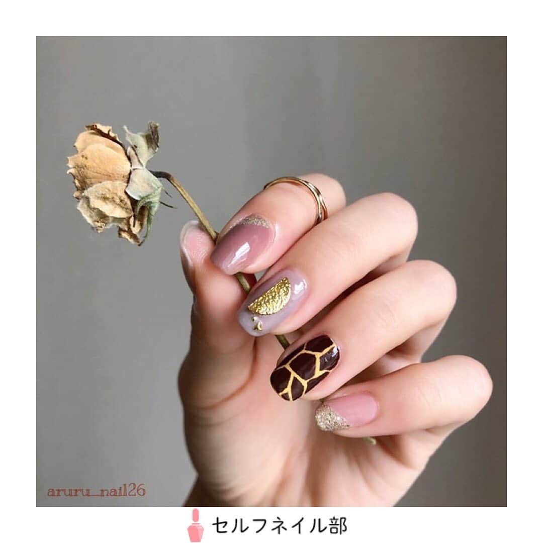 セルフネイル部 公式アカウントのインスタグラム：「(@aruru_nail26)さんの、﻿ 「上品なキリン柄ネイル」を紹介します💅﻿ ﻿ 〜やり方〜﻿ 《薬指》﻿ OPIのイエローを2度塗り。﻿ ダイソーのアート用の茶色でジラフ柄を描く。﻿ 《その他の指》﻿ excel、ADDICTION、confiをたっぷり一度塗り。﻿ 中指にパーツをのせて、その他はNAILHOLICのゴールドの細筆で先端、根元を斜めに塗りつぶす。﻿ ﻿ 〜使用したもの〜﻿ ＊NAILHOLIC GD083﻿ ＊OPI XNLW56﻿ ＊ダイソー つめめいく105﻿ ＊excel NL06 ドライフラワー﻿ ＊ADDICTION WE LOVE SPACE﻿ ＊confi あじさい﻿ ﻿ 〜ポイント〜﻿ ジラフ柄を描く時は、黄色いところが細い線になるようにイメージしながら茶色で塗りつぶしていくといいです！﻿ ﻿ 《セルフネイル部プロデューサー高橋からのコメント💅》﻿ 上品さがポイントのキリン柄がすてきです🌿合わせ方がバランスがよく、真似っこしたいです🥰」