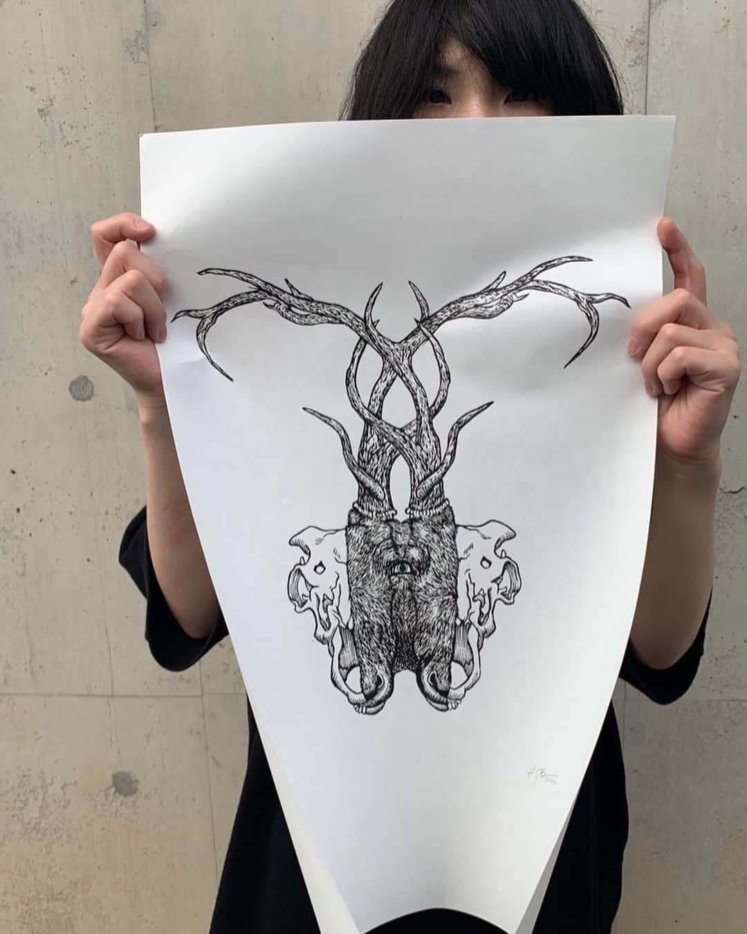 のインスタグラム：「今回の新作Tシャツのドローイングと木版画の製作をしてくれたAlexとは“NOISE”ツアー時にオーストラリアで出会いました。ツアーの黒猫のポスターを木版画で作ってくれてて、現地でサポートバンドとしても出演。そんな色々な繋がりが今もBorisを支えてくれています。ありがとう😊」