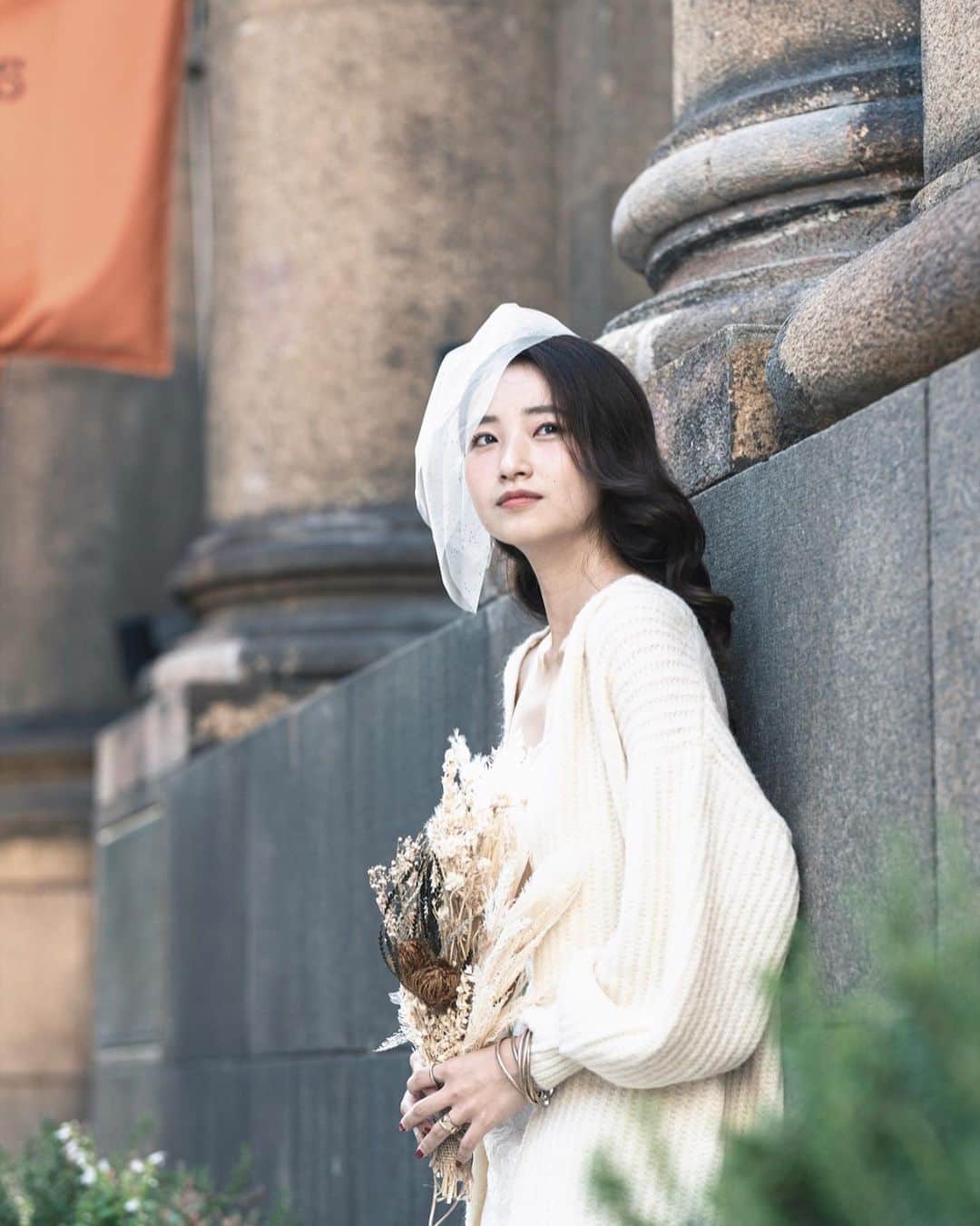 𝐊𝐚𝐤𝐢𝐠𝐢𝐅𝐮𝐤𝐚のインスタグラム：「． ． たくさんの本を読んで たくさんの言葉に出逢って 自分の世界にたくさんの色を付けたい🎨♡ ． それを共有できる人に。 言葉を大切にできる人に。 ． ． ． ． この日は @natsumi.bridal さんが 素敵な本を持ってきてくださって 気が付けば  撮影中、、 シャッター音が聞こえないほど 集中して読んでしまってた👻💬笑 ． @kmp_wedding_bridal さんごめんなさい😂🌈」