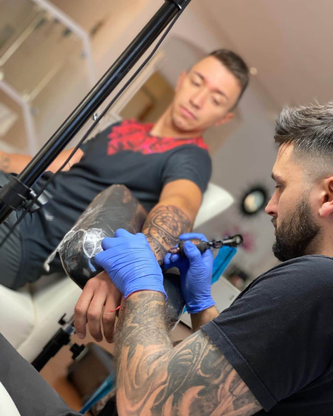 フェルナンド・ムスレラさんのインスタグラム写真 - (フェルナンド・ムスレラInstagram)「Gracias por el trabajo y la buena onda fenómeno !! @guzman_tattoo quedamos felices con esas obras de arte !!! @patriciacallero #FPKTO#TATTOO」10月18日 20時45分 - muslera